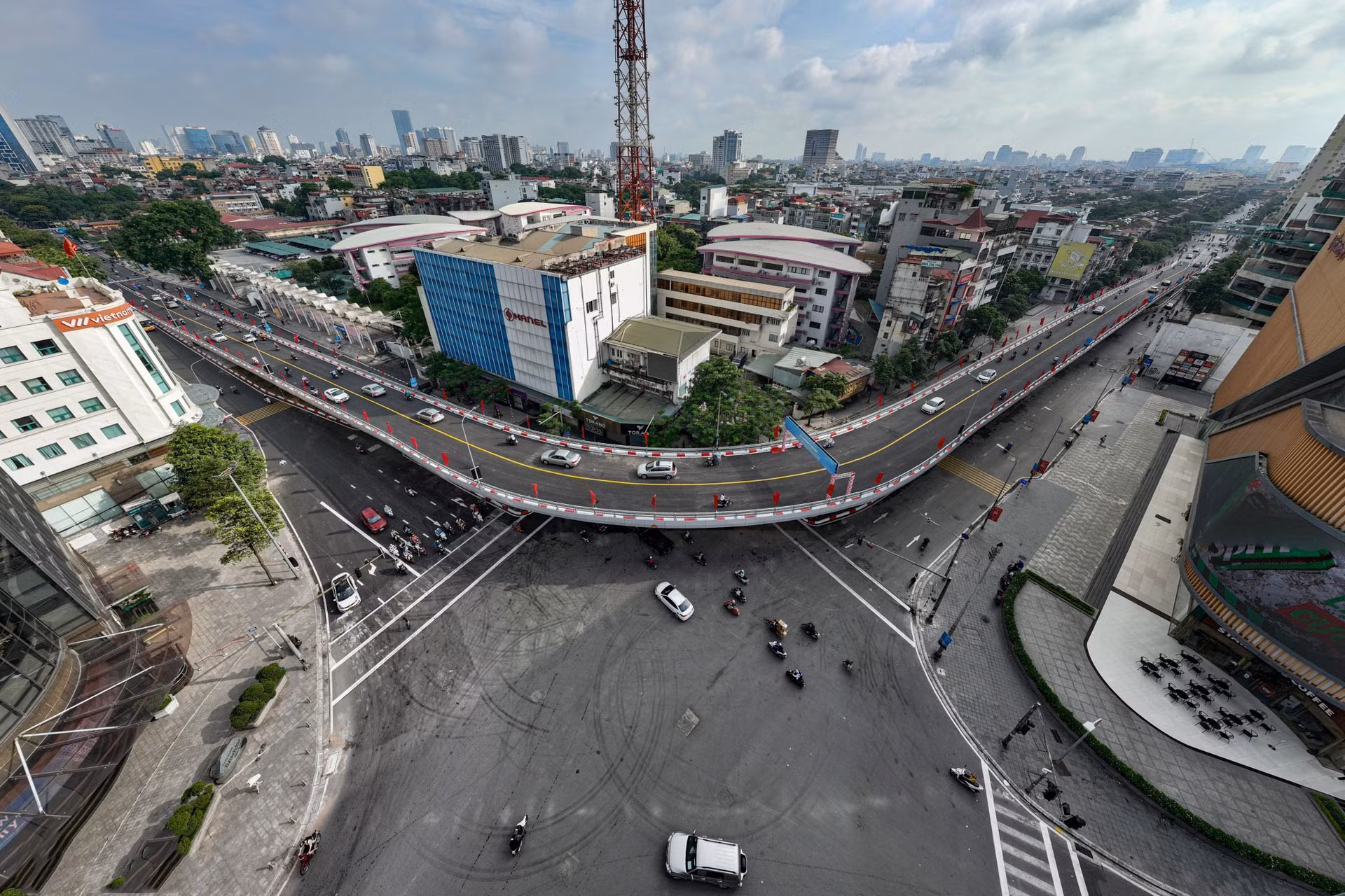 Tiene por objetivo mejorar la fluidez del tráfico en la intersección de las calles de Chua Boc, Pham Ngoc Thach, Ton That Tung y Dong Tac, donde con frecuencia se producían embotellamientos, así como en las rutas circundantes, a fin de resolver problemas urgentes sobre el tráfico urbano y conformar un sistema de infraestructura capitalino.