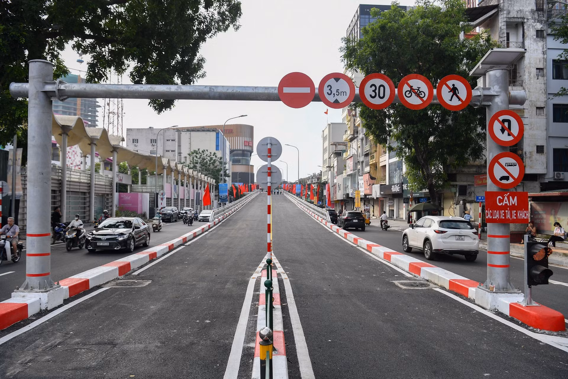 Los carteles de señalización están instalados. En ambas entradas al paso, los antiguos divisores de hormigón son reemplazados por los metálicos y la ruta, reasfaltada.