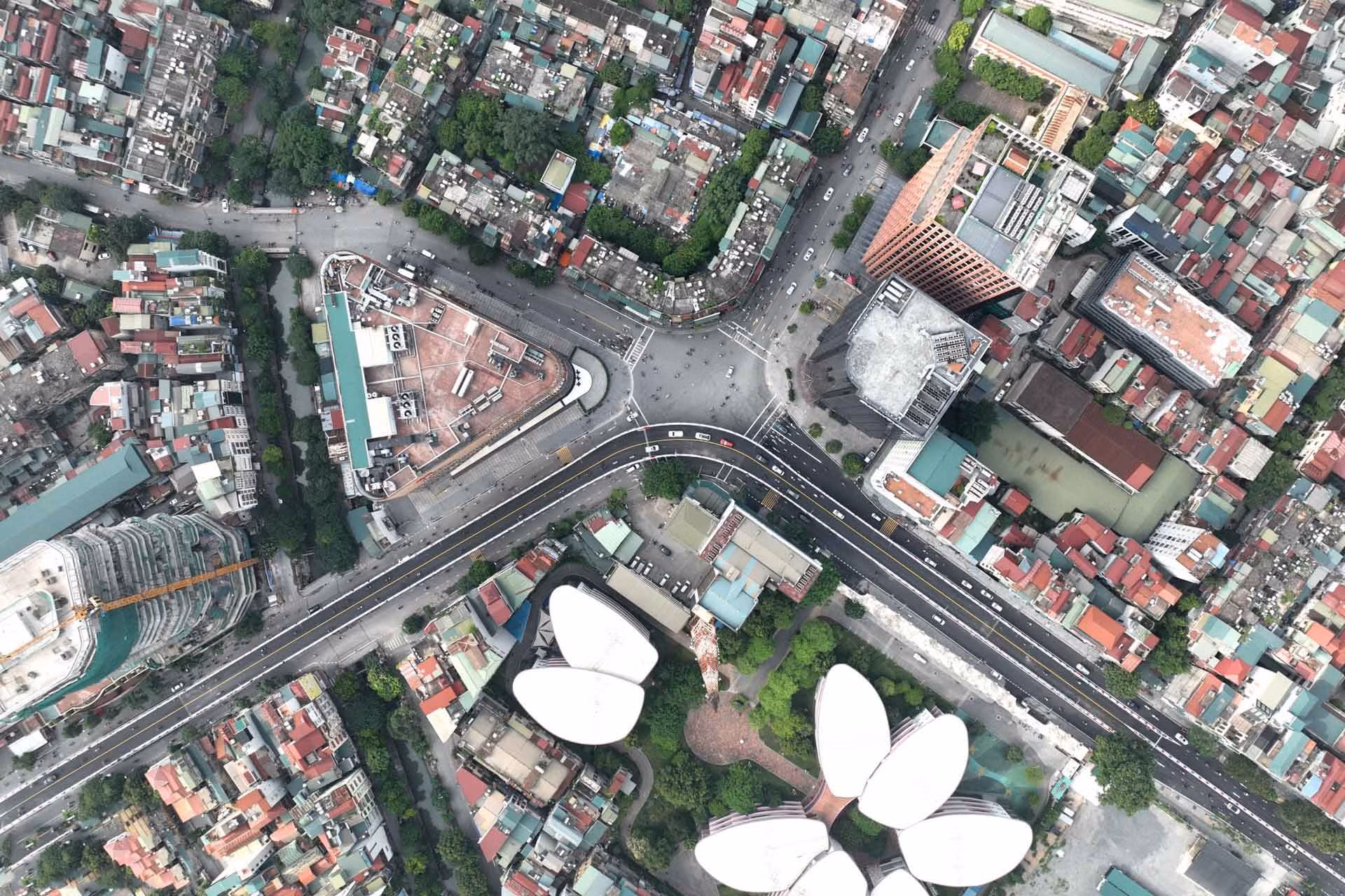 El viaducto atraviesa las calles de Chua Boc y Pham Ngoc Thach, en el distrito de Dong Da. Mide 318 metros de largo y nueve de ancho.