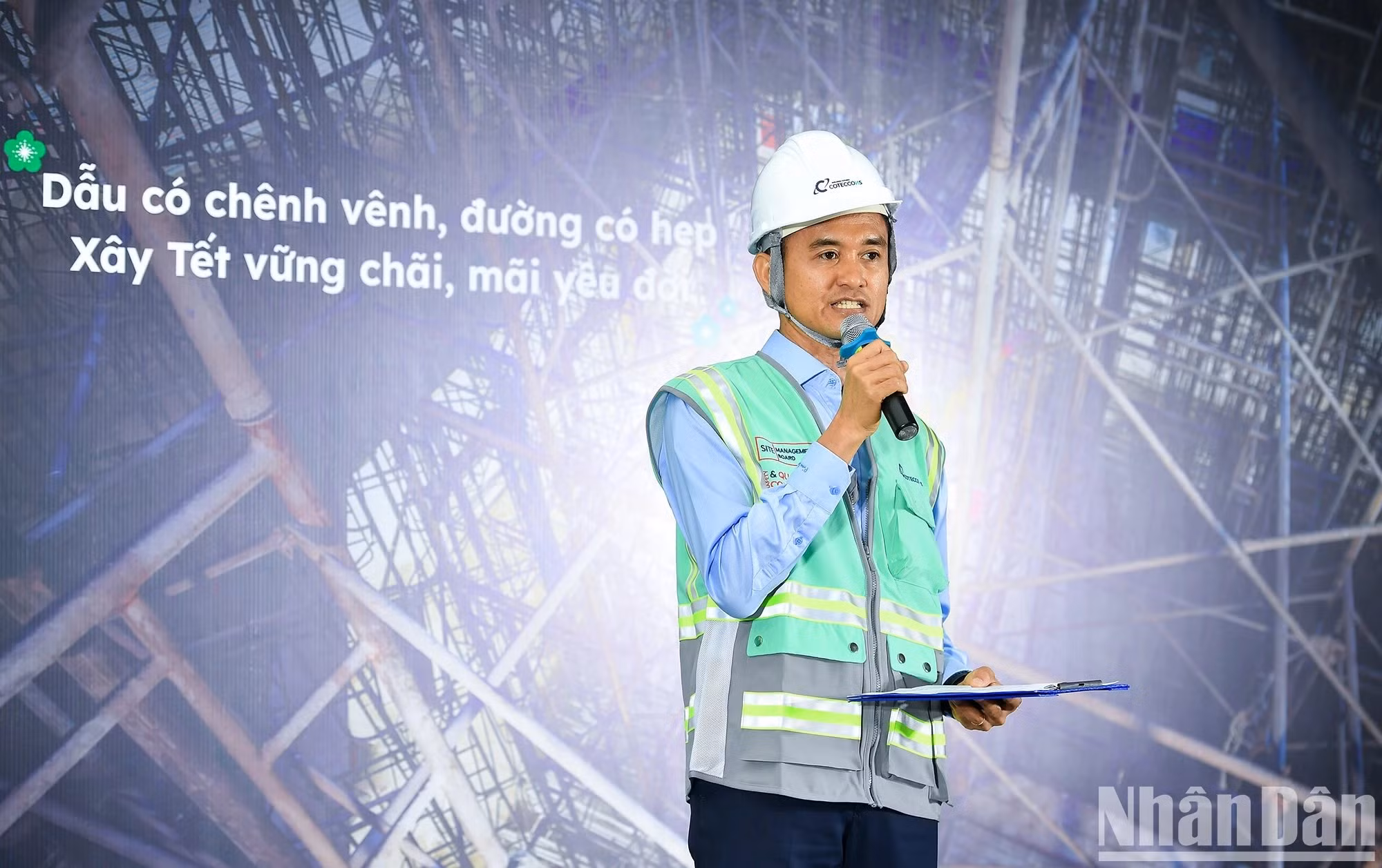 Nguyen Chi Thien, director ejecutivo del grupo Coteccons, interviene en el evento.