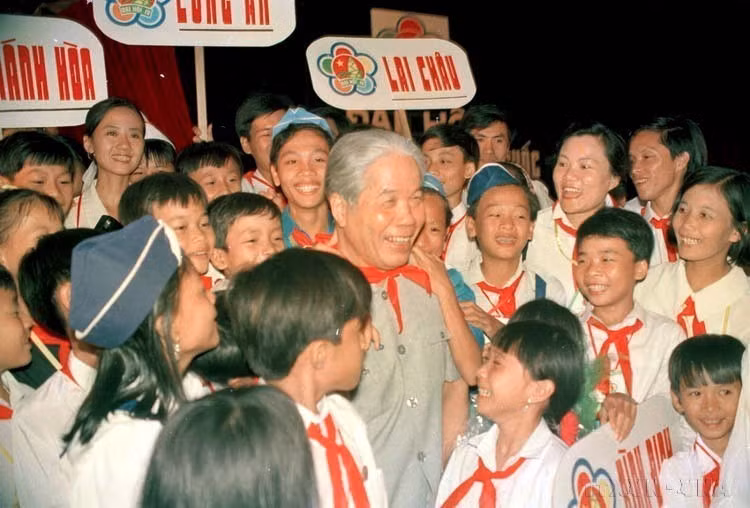 El secretario general del Partido Comunista de Vietnam, Do Muoi, y los niños participantes en el Congreso Nacional de Niños Buenos del Tío Ho en 1995. El secretario general del Partido Comunista de Vietnam, Do Muoi, y los niños participantes en el Congreso Nacional de Niños Buenos del Tío Ho en 1995.