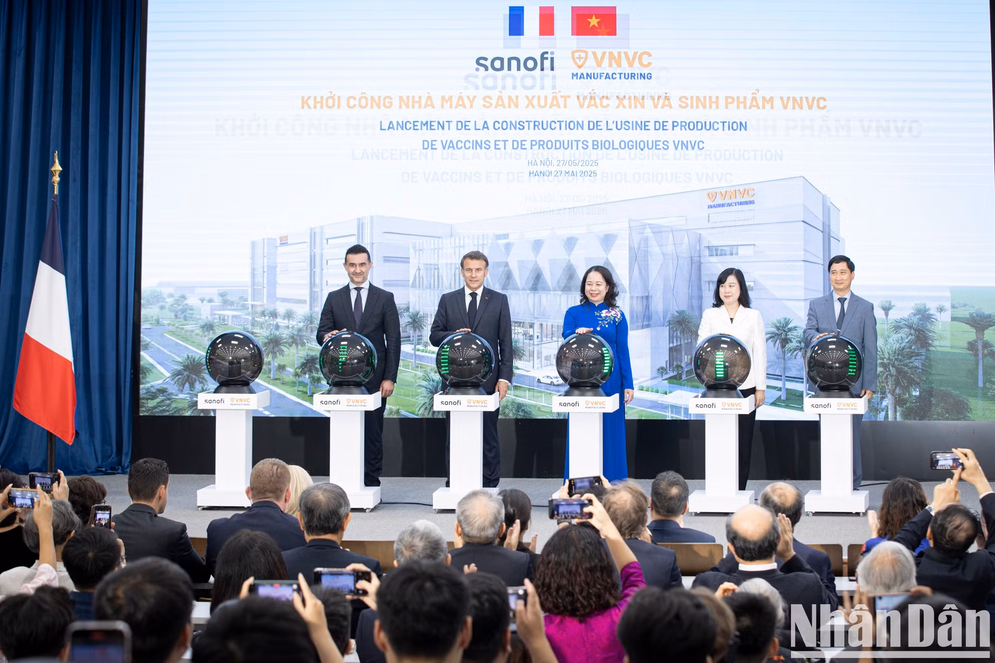 Ambos dirigentes y delegados de los dos países impulsan el botón para dar inicio simbólico a la construcción de una planta de vacunas y productos biológicos de la empresa Vaccine Vietnam.