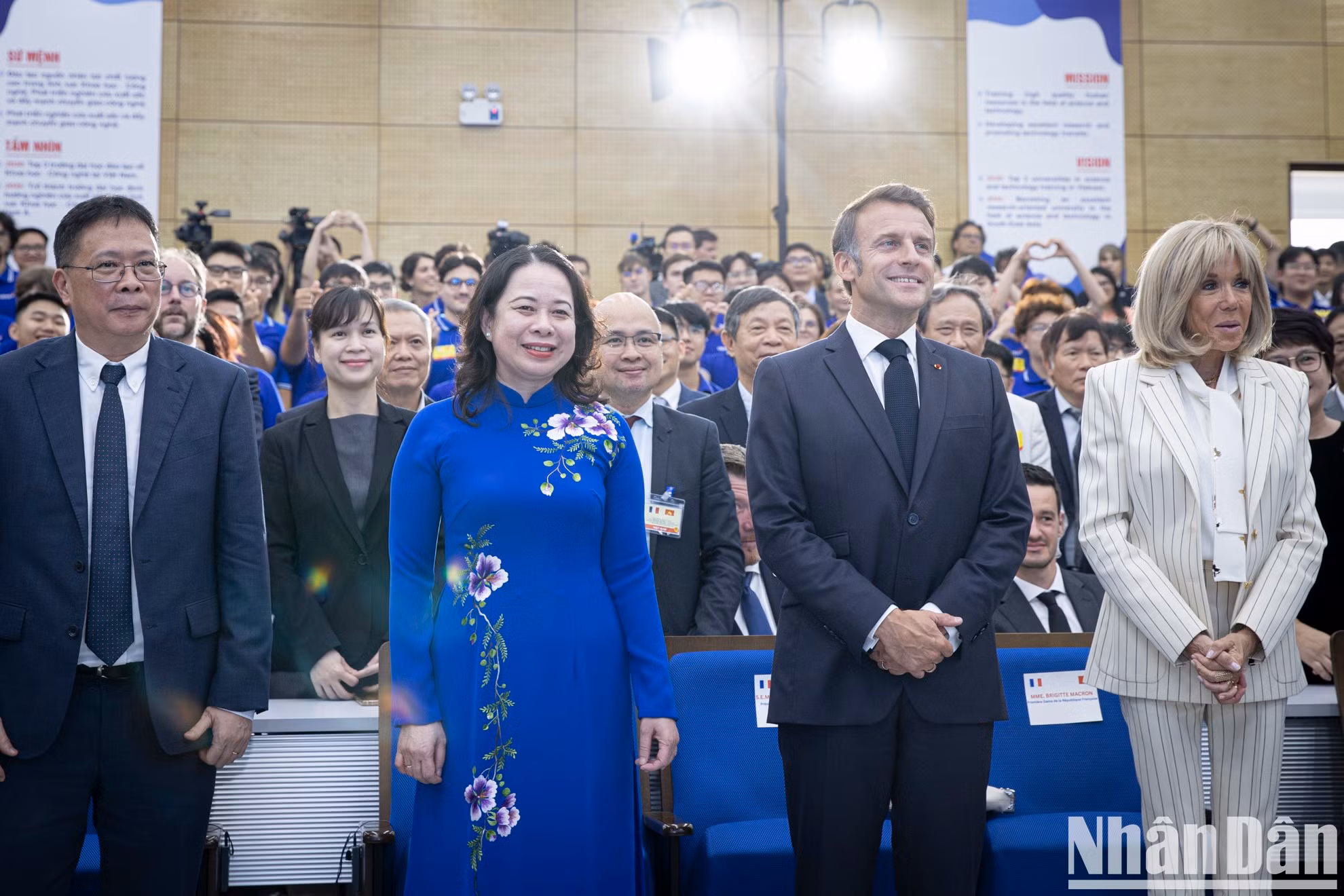 La subjefa de Estado vietnamita junto al presidente francés y su esposa.