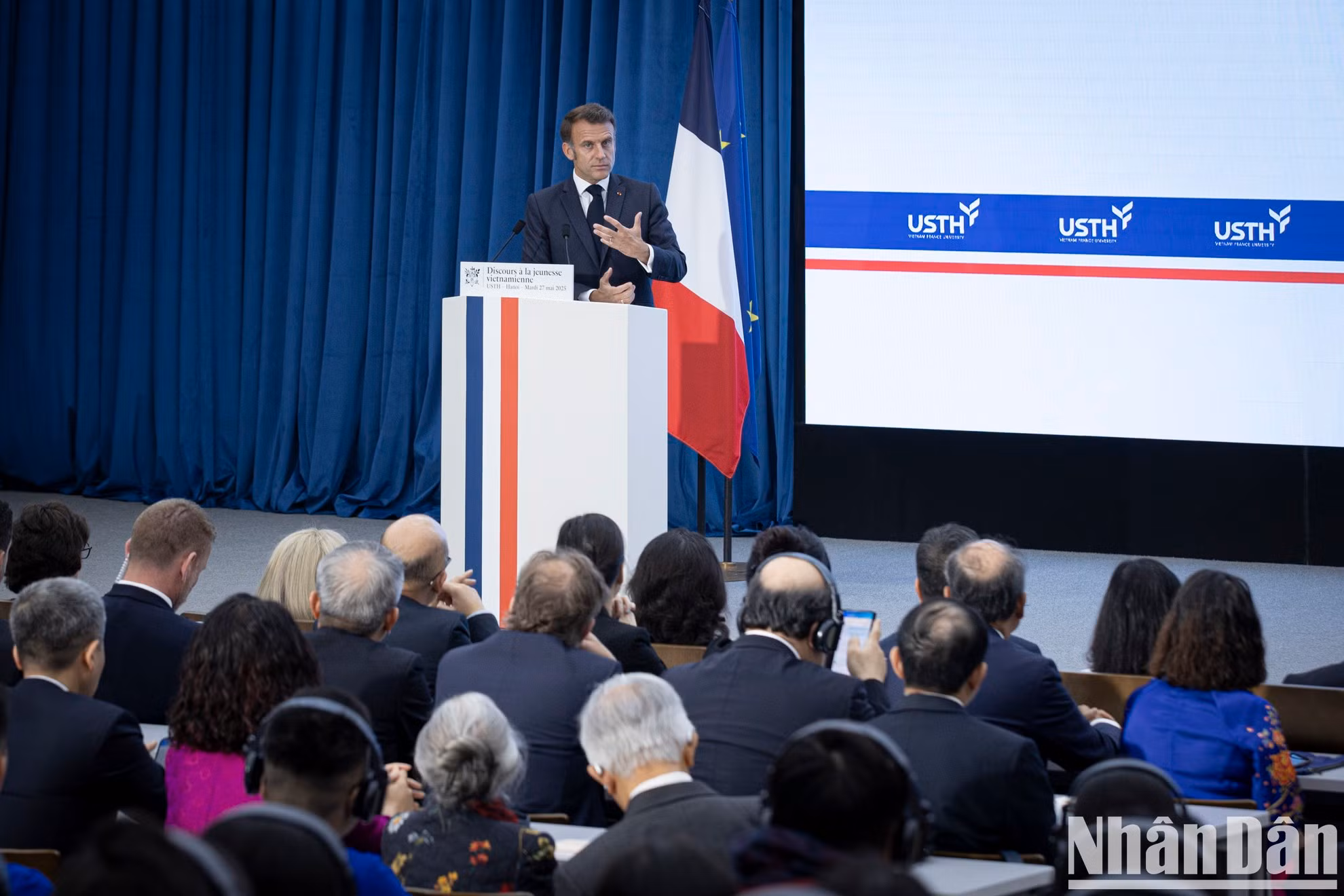 El presidente Macron da palabras.