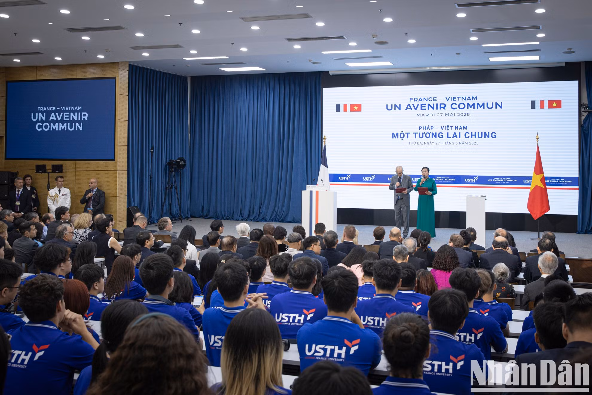 Panorama de la reunión entre los invitados franceses y los delegados estudiantiles de la Universidad de Ciencia y Tecnología de Hanói.
