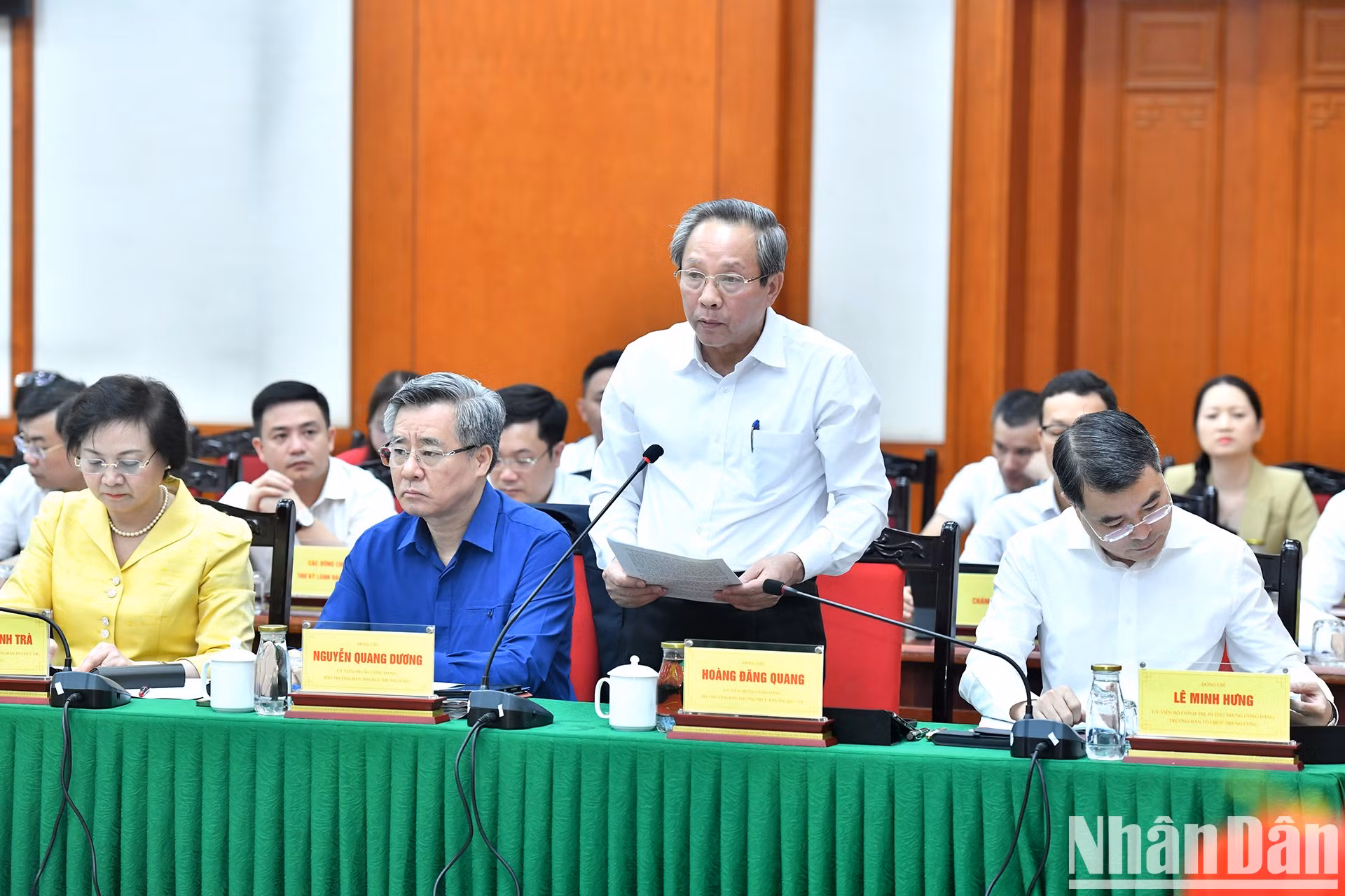 El subjefe permanente de la Comisión de Organización del Comité Central del PCV, Hoang Dang Quang, aporta opiniones.