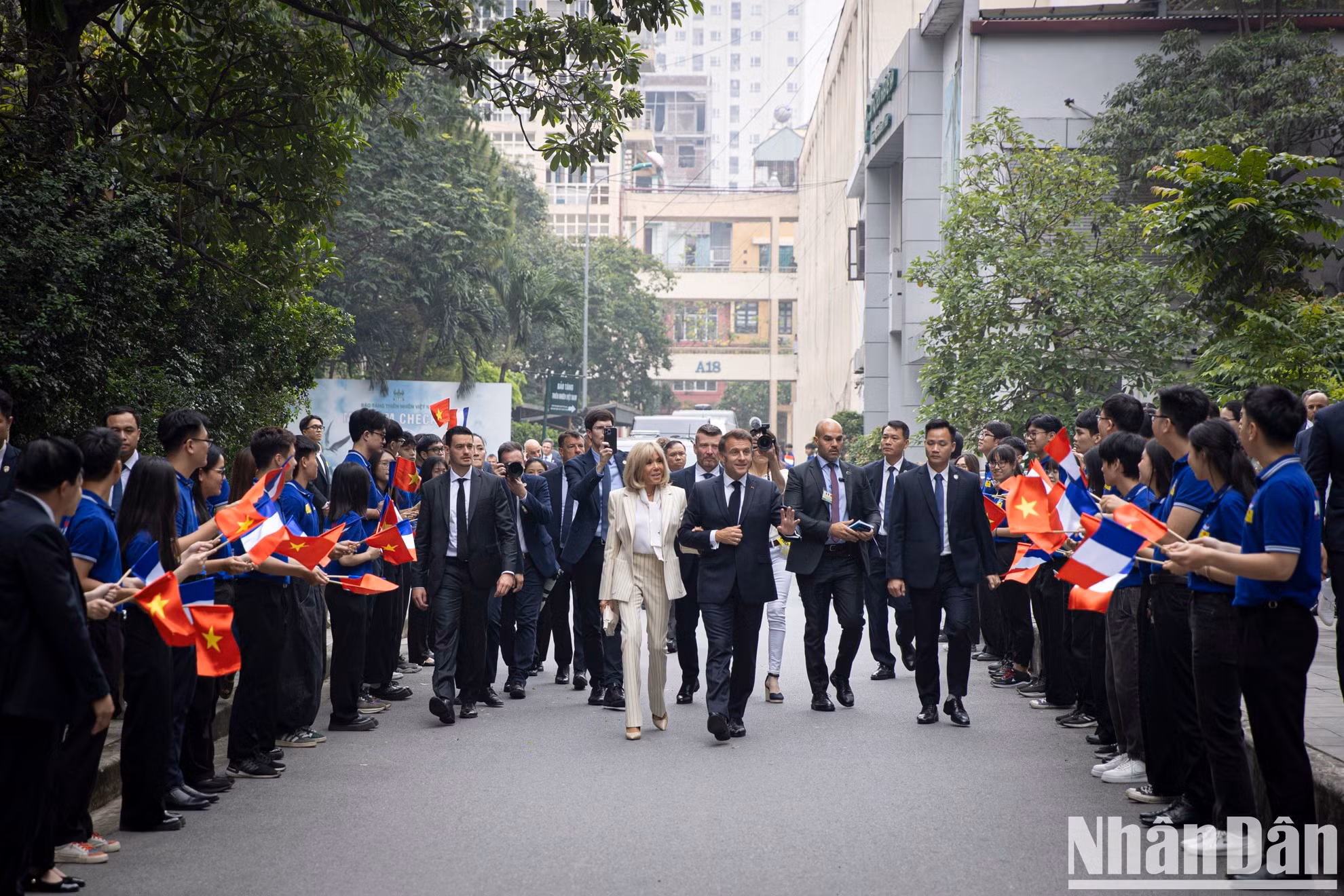 El presidente de Francia, Emmanuel Macron, y su esposa llegan a la institución.