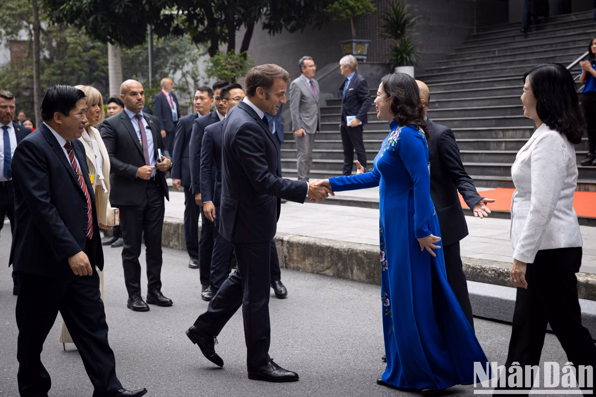 La vicepresidenta de Vietnam, Vo Thi Anh Xuan, recibe al mandatario.