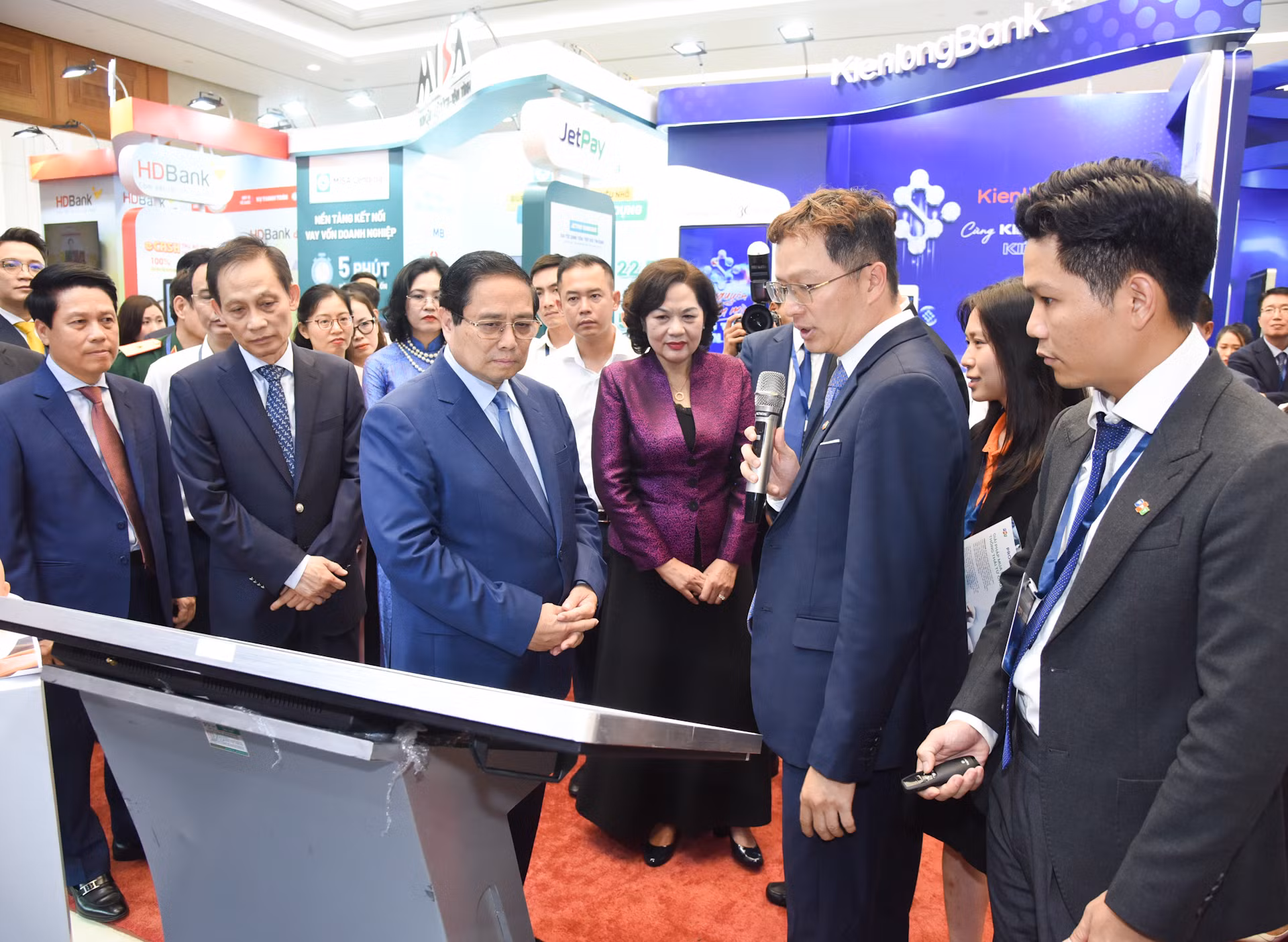 [Foto] Premier vietnamita asiste a evento de transformación digital del sector bancario