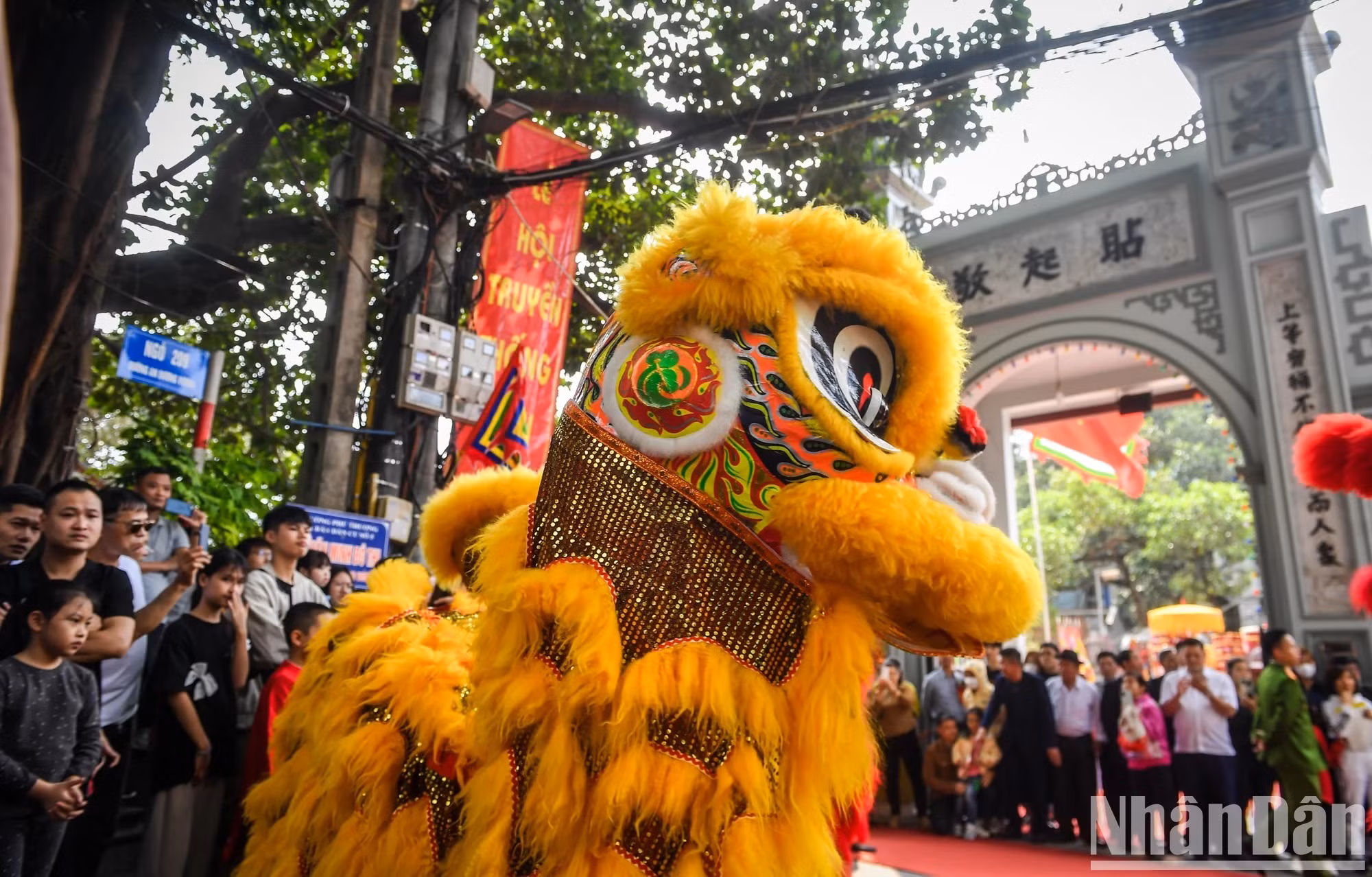 Con el consenso de la población local y las autoridades, desde 2017 se ha incorporado a la fiesta del pueblo de Phu Gia, que se celebra cada 8 de enero lunar, un festival de arroz glutinoso al vapor en honor a los méritos del dios Khai Nguyen, originalmente un general al servicio del sexto rey Hung y venerado hoy día en el Templo de Phu Gia. Es también una ocasión para celebrar el oficio tradicional de la aldea ofrendando bandejas de “xôi” a su dios tutelar y rogar por un nuevo año abundante y feliz.