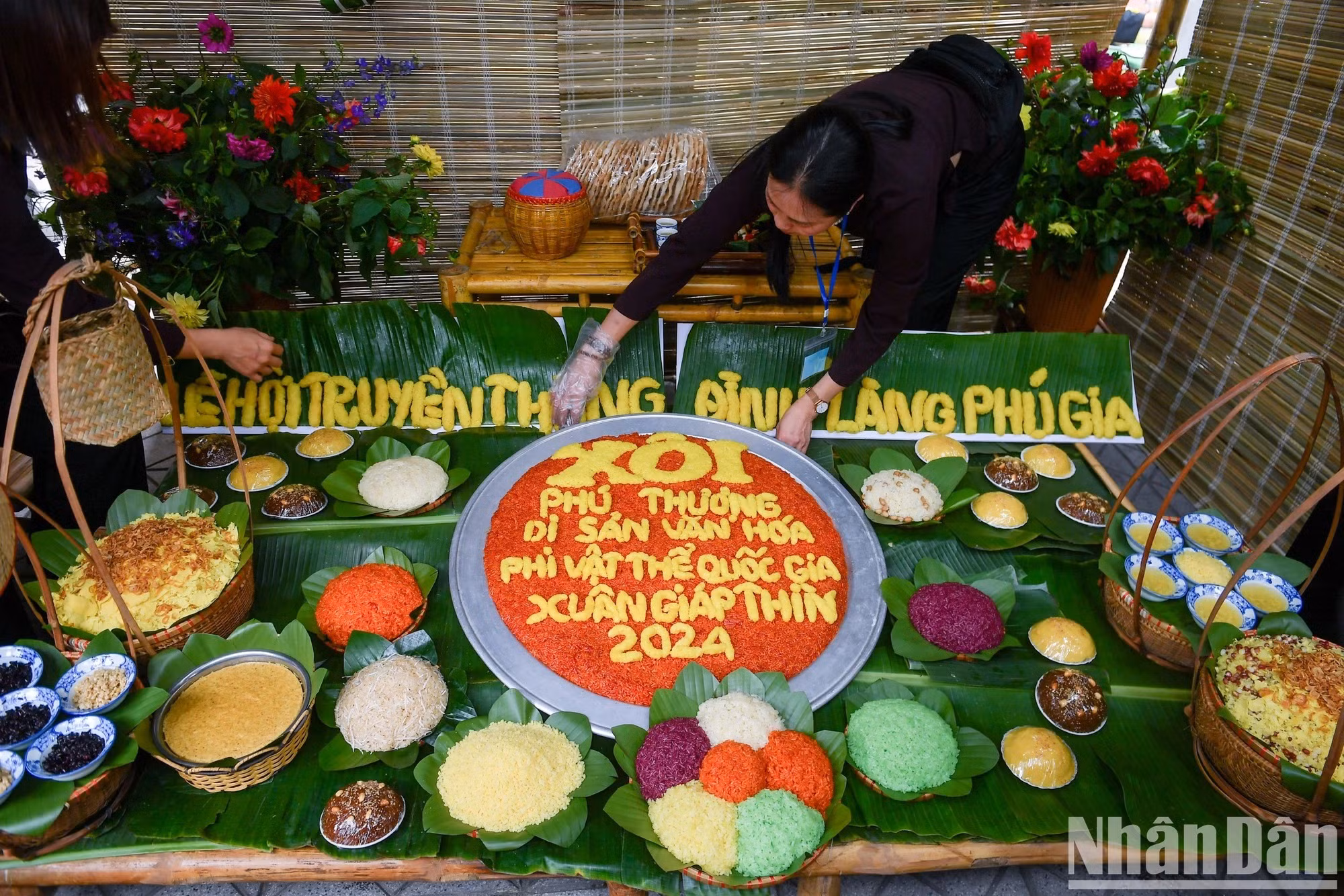 “Empezamos a cocinar desde temprano. Cada bandeja de ‘xôi’ porta nuestro amor hacia el terruño, la gente y el oficio tradicional de Phu Thuong”, compartió una aldeana.