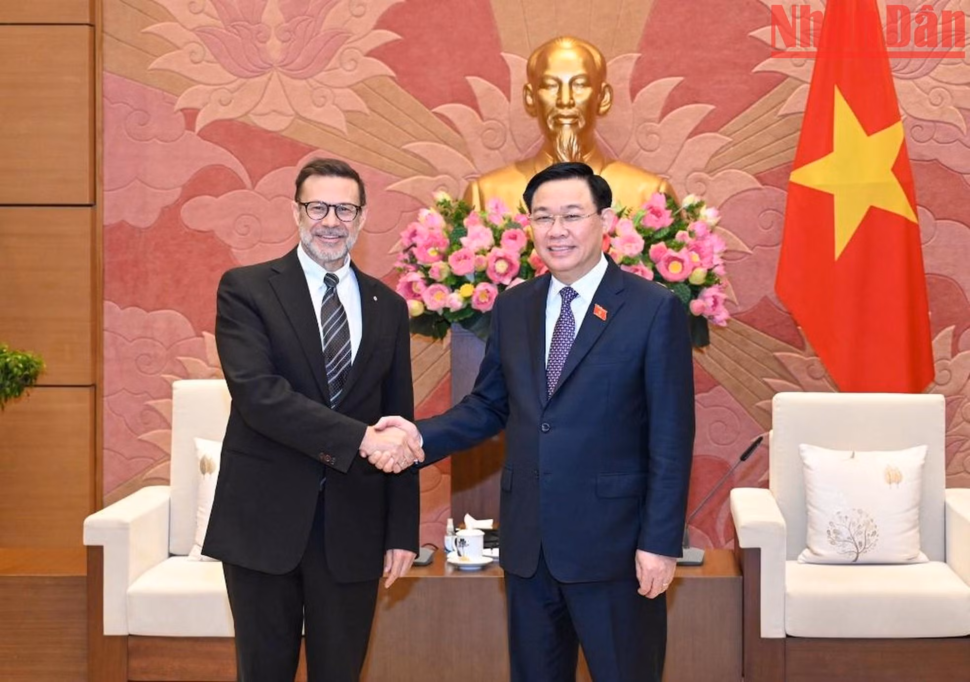 El presidente de la Asamblea Nacional de Vietnam, Vuong Dinh Hue, y el embajador de Australia en el país, Andrew Goledzinowski.