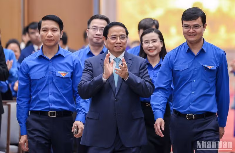 [Foto] Premier vietnamita dialoga con jóvenes nacionales