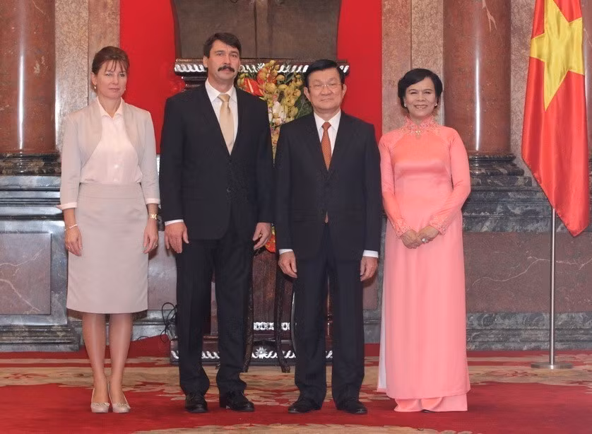 El presidente de Vietnam, Truong Tan Sang, y su esposa reciben al presidente de Hungría, János Áder, y su cónyuge en una visita de Estado a la nación indochina (Hanói, 27 de noviembre de 2014).