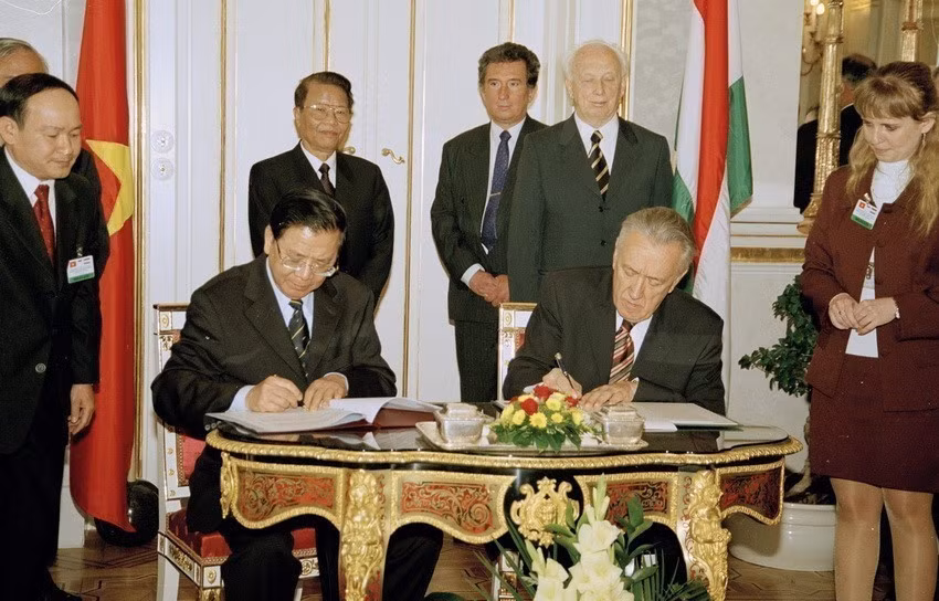 El presidente de Hungría, Ferenc Mádl, y su homólogo de Vietnam, Tran Duc Luong, presencian la firma de la Declaración Conjunta y del Acuerdo de Cooperación Económica entre ambos países (2004).