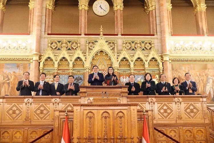 El primer ministro de Vietnam, Pham Minh Chinh, y su esposa visitan la Casa del Parlamento de Hungría en Budapest (19 de enero de 2024).