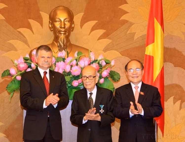 El presidente de la Asamblea Nacional de Vietnam, Nguyen Sinh Hung, y su homólogo de Hungría, László Kövér, felicitan al Profesor Vu Khieu por recibir la Orden de la Cruz de Caballero de Hungría (Hanói, 9 de noviembre de 2015).