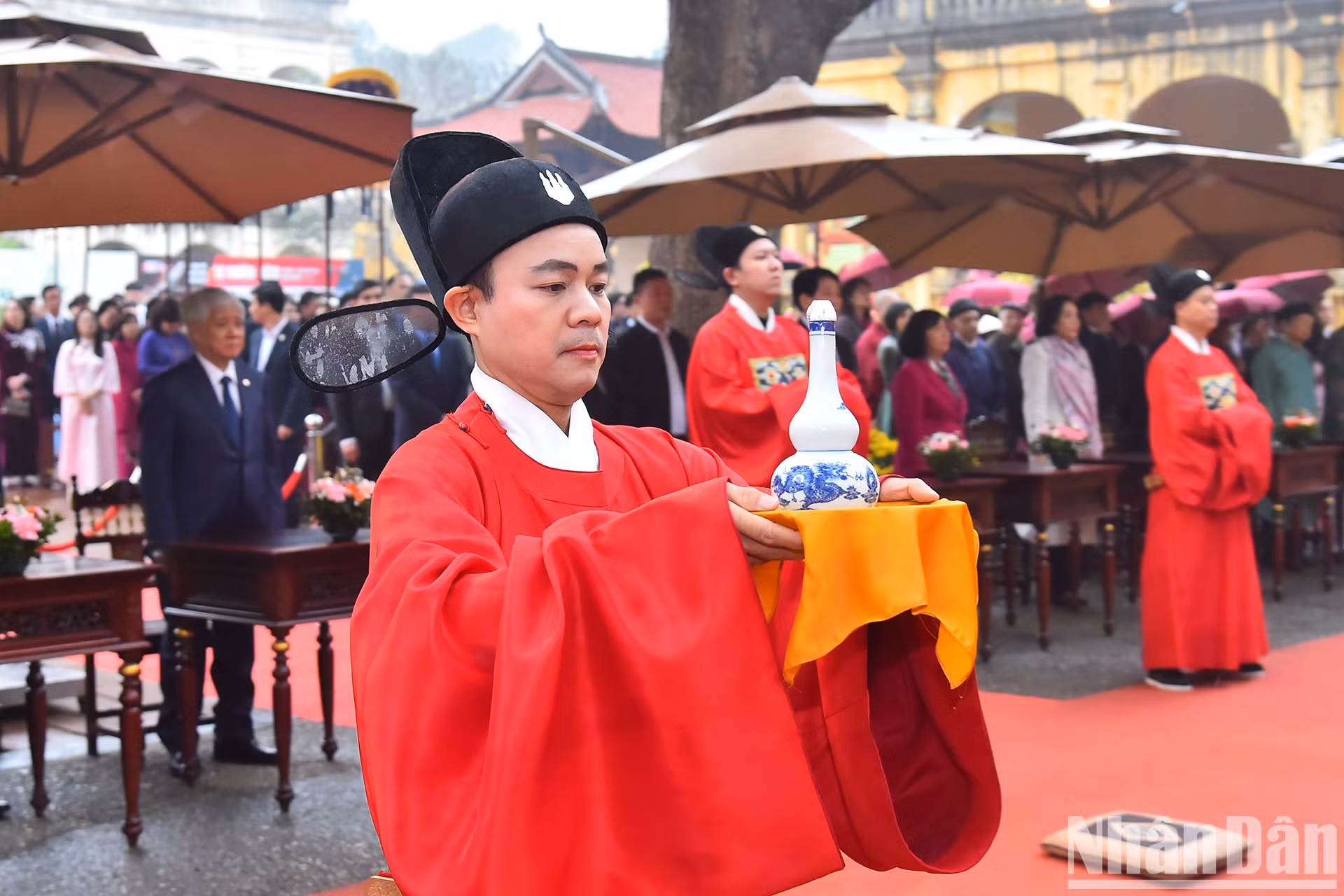 La ceremonia, que se celebra con solemnidad, rinde homenaje a los monarcas ilustres y a los sabios y talentosos mandarines que sentaron las bases de las tradiciones culturales de Thang Long y de la civilización de Dai Viet (el antiguo nombre de Vietnam). Se trata de un intento de conservar las costumbres ancestrales, fomentar las esencias culturales de la nación y educar a las generaciones jóvenes.