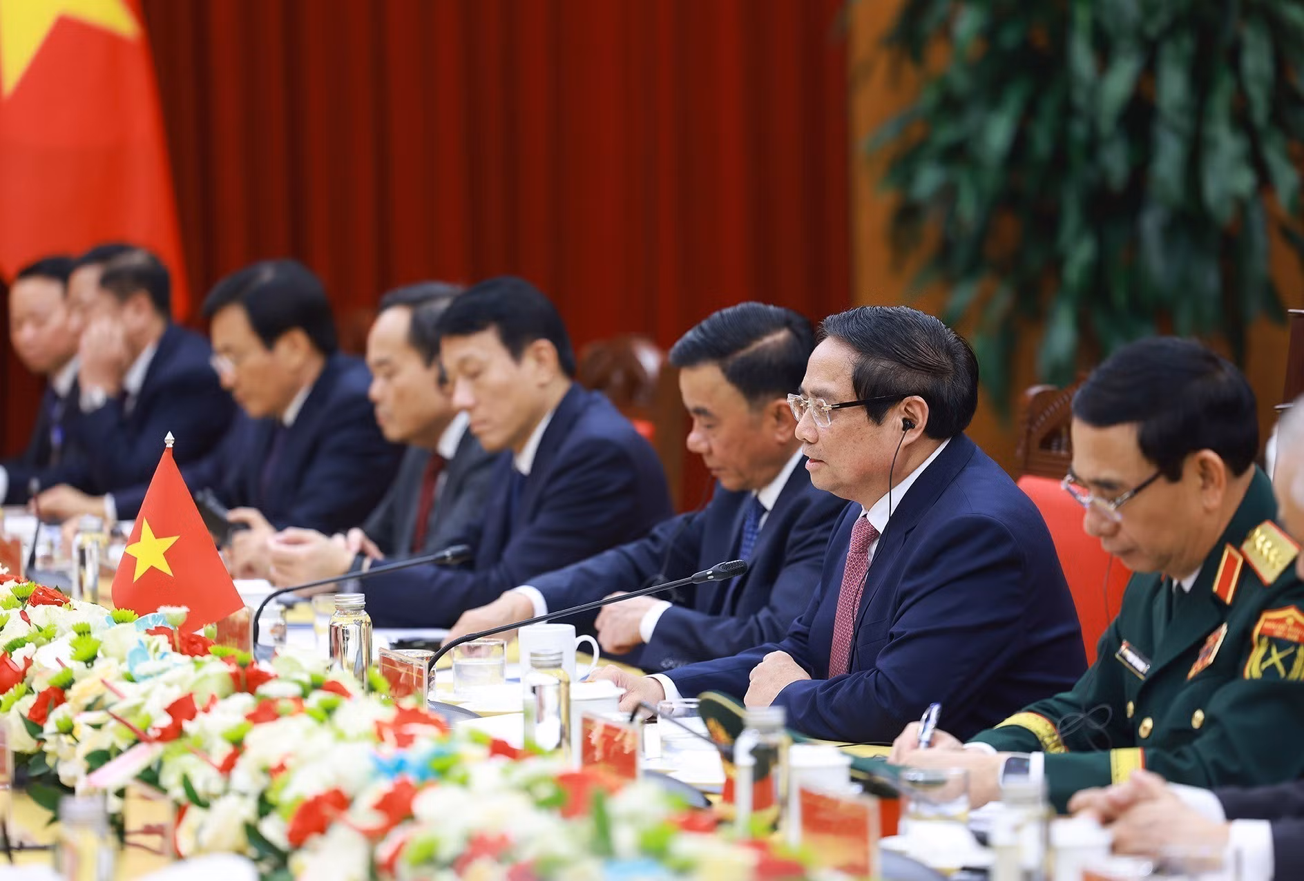 El premier Pham Minh Chinh interviene en la reunión. El premier Pham Minh Chinh interviene en la reunión.