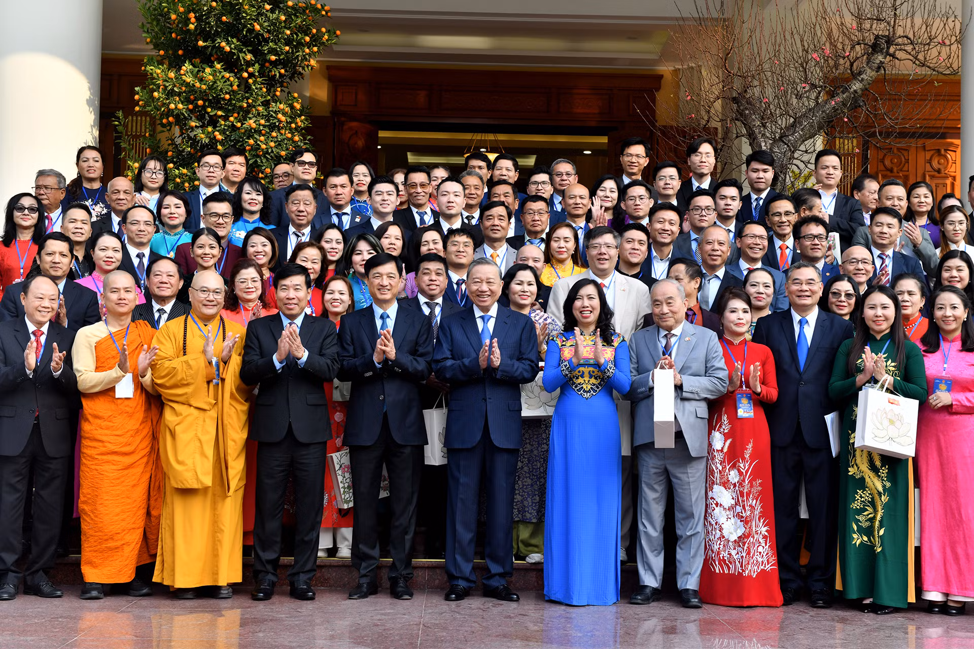 [Foto] Líder del PCV recibe a vietnamitas en ultramar que asisten al programa “Primavera de la Patria” 2025