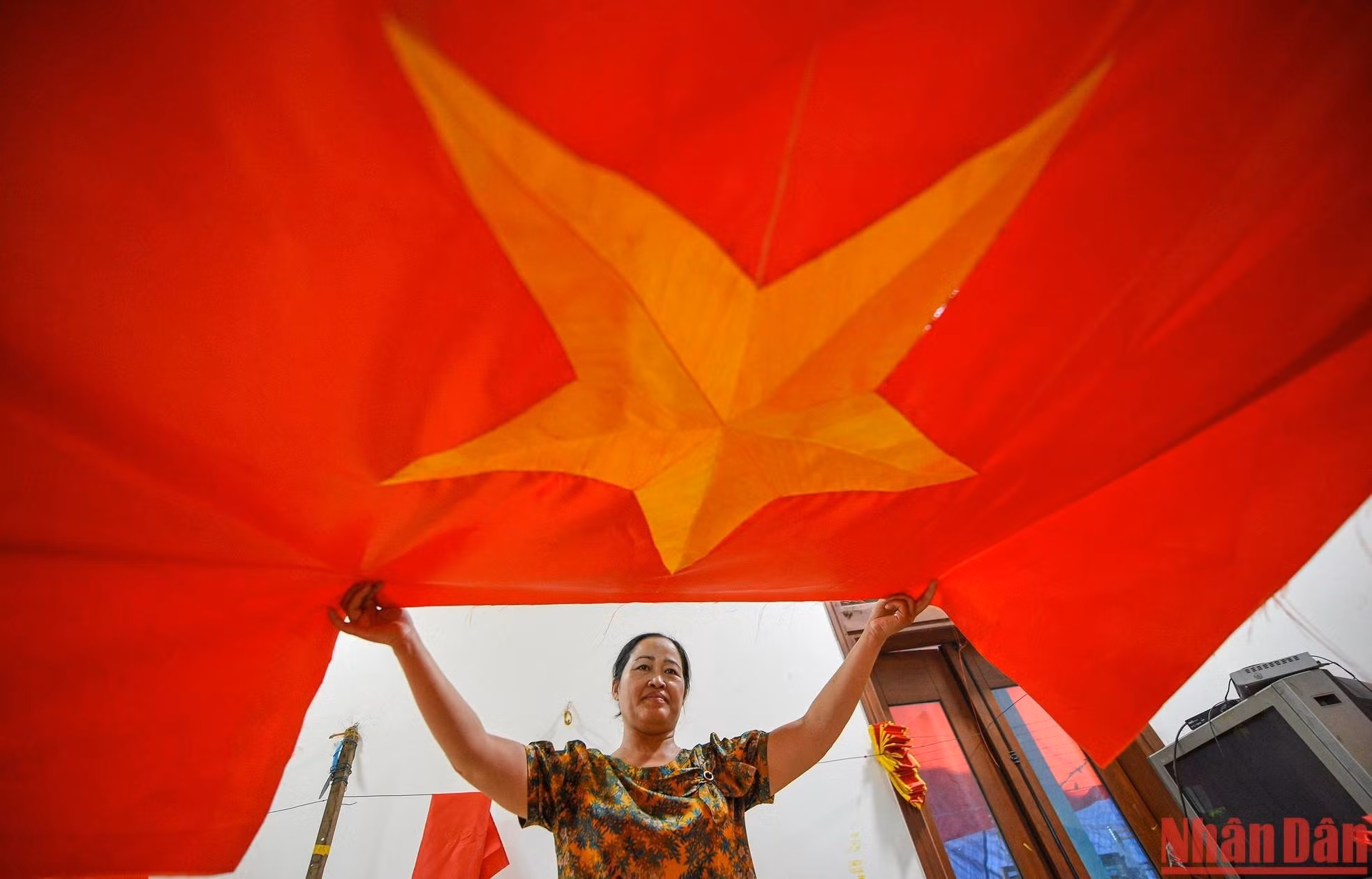 Recorrido por aldea dedicada a confección de bandera nacional de Vietnam