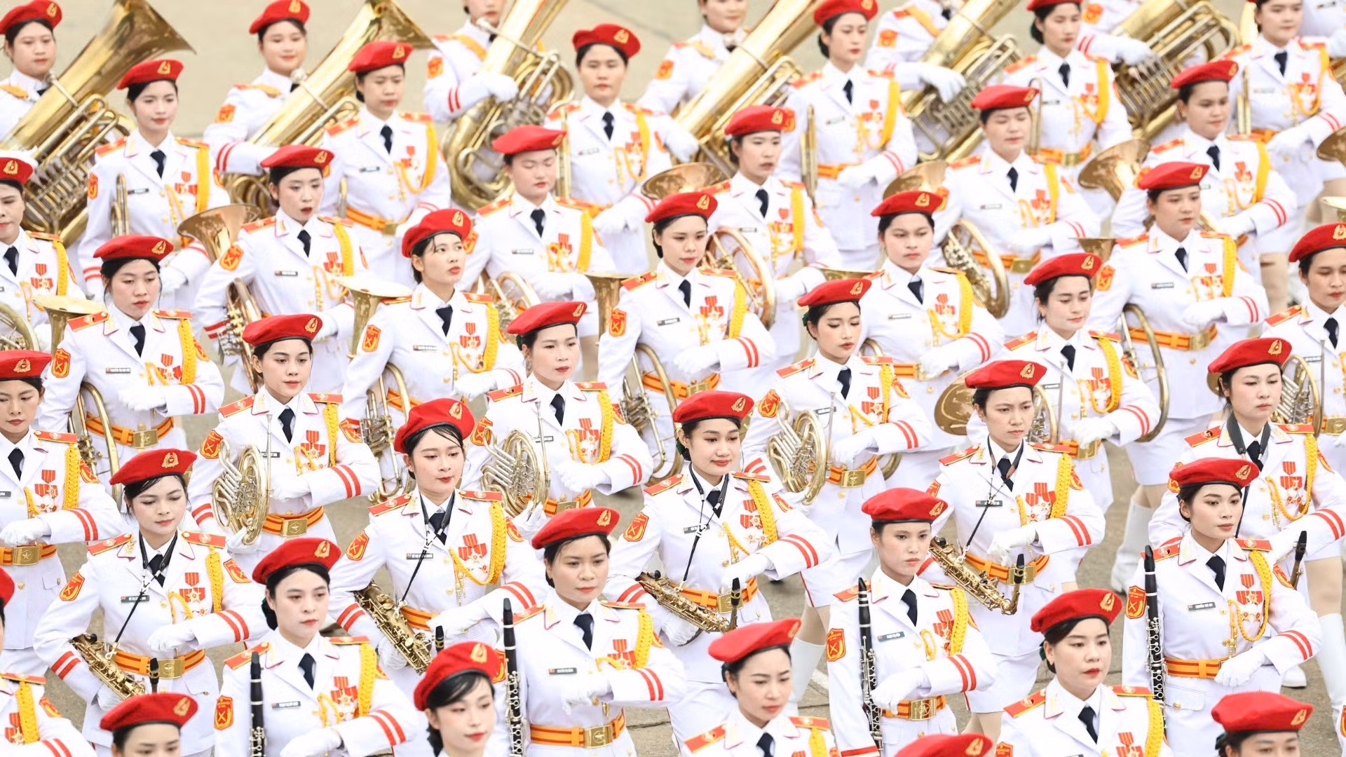Bloque de mujeres que forman parte de la banda militar de música.