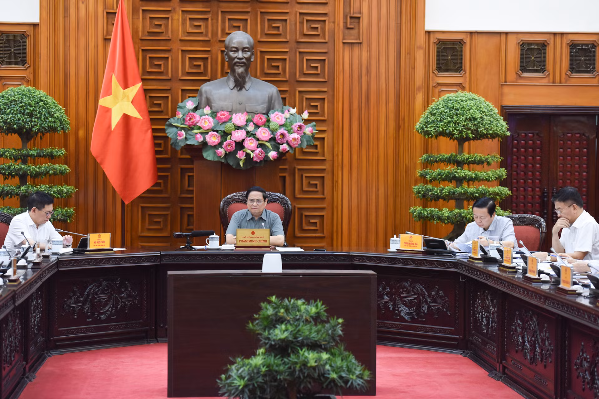 [Foto] Premier vietnamita preside reunión gubernamental sobre suministro de energía eléctrica