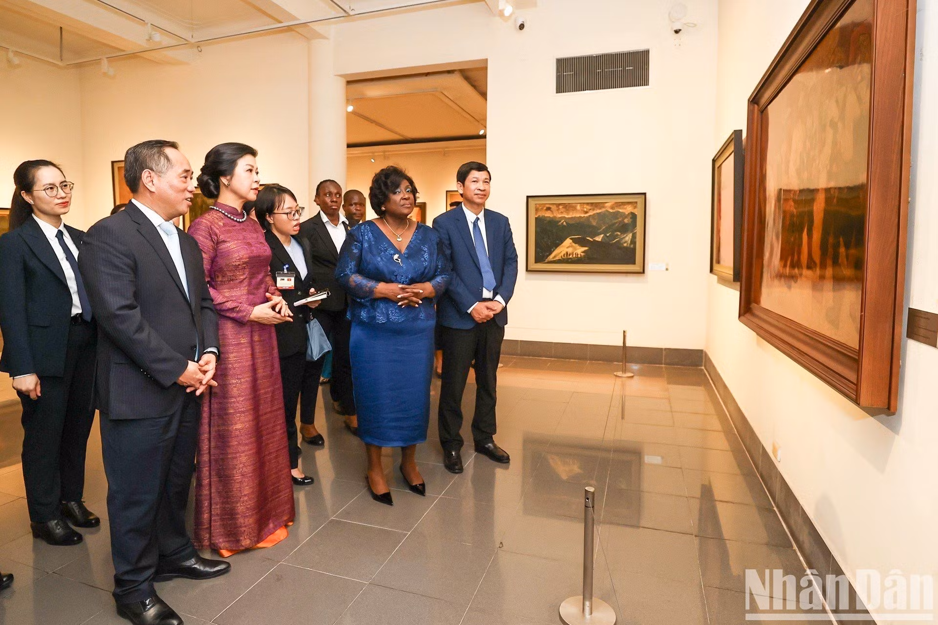 Las dos damas recorren el área de pinturas de laca en el Museo.