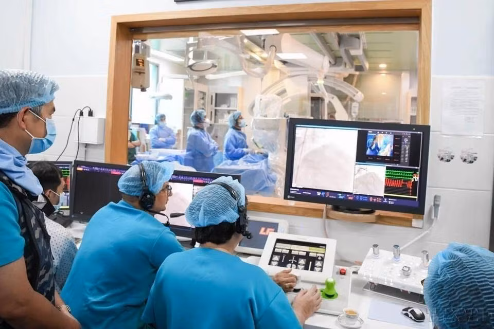 El Hospital de Accidente Cerebrovascular y Cardiología de la ciudad de Can Tho utiliza un robot para la intervención coronaria, convirtiendo a Vietnam en el primer país del Sudeste Asiático en poseer esta tecnología avanzada. El Hospital de Accidente Cerebrovascular y Cardiología de la ciudad de Can Tho utiliza un robot para la intervención coronaria, convirtiendo a Vietnam en el primer país del Sudeste Asiático en poseer esta tecnología avanzada.