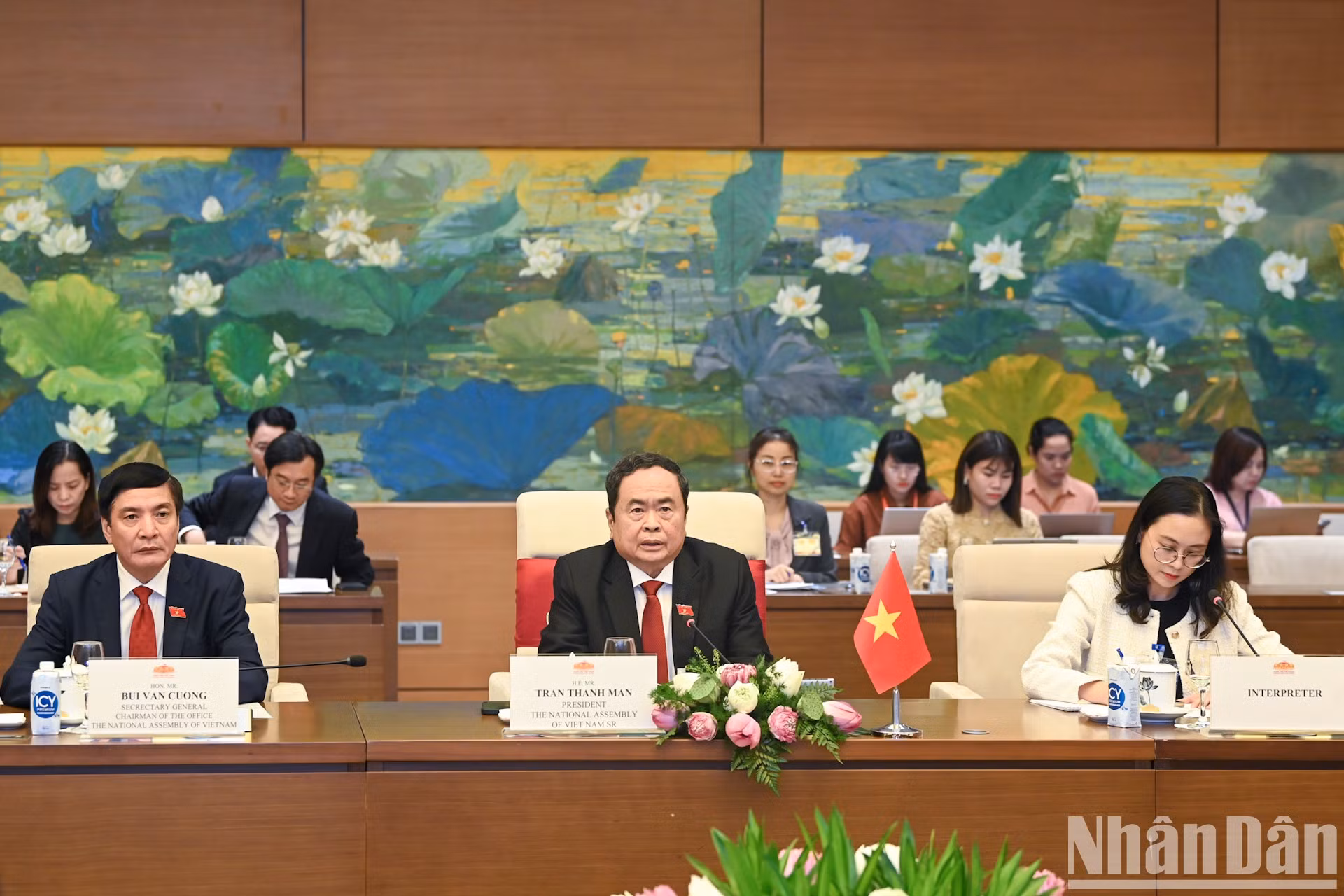 Thanh Man y funcionarios vietnamitas en la reunión.