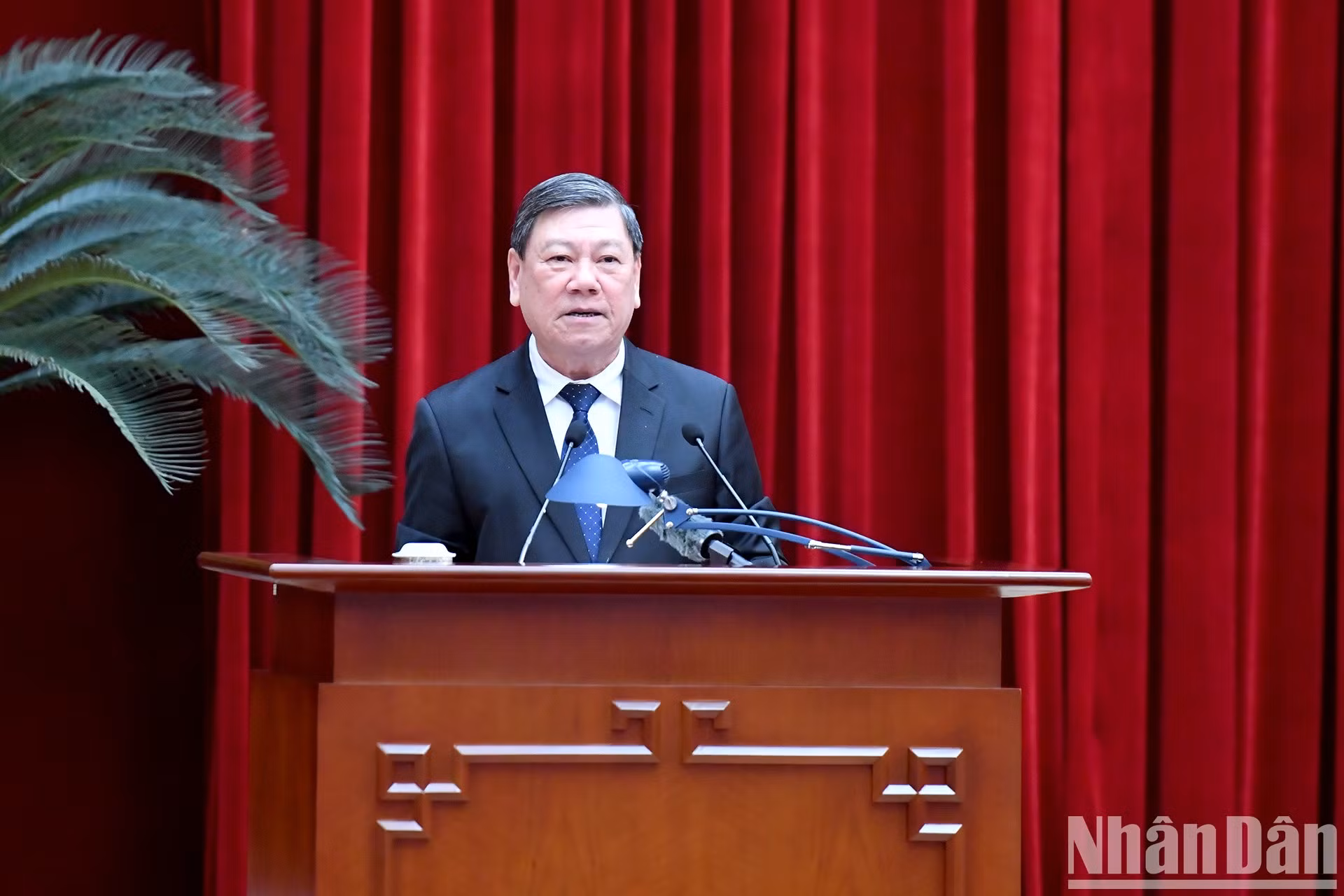 Tran Van Ron, miembro del Comité Central del Partido y subjefe permanente de su Comisión de Control Disciplinario, presenta un informe.