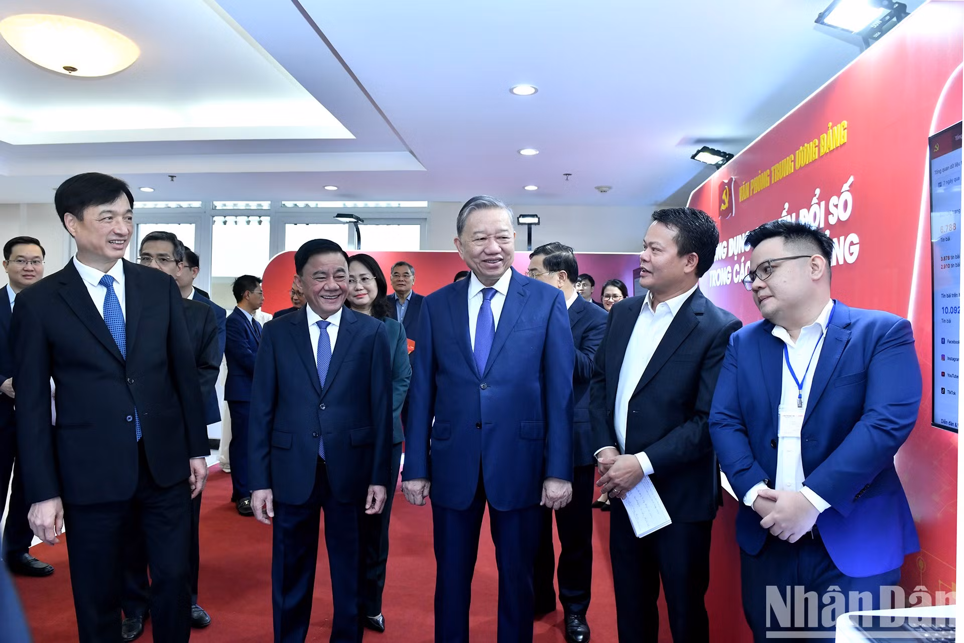 El dirigente del PCV recorre una zona expositiva sobre la transformación digital en los organismos del Partido.