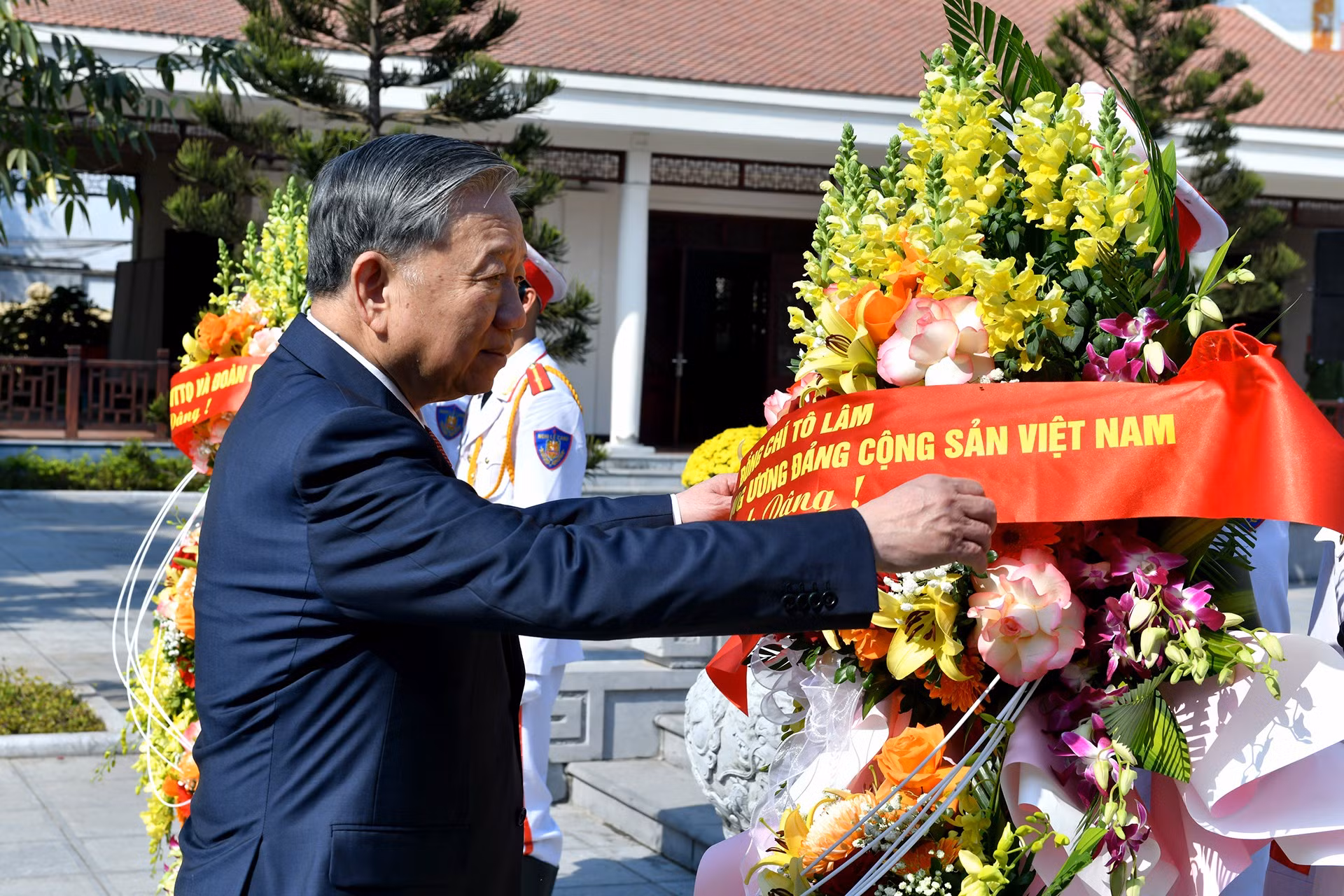 El dirigente coloca una ofrenda floral en homenaje al ex secretario general del PCV Nguyen Van Cu.