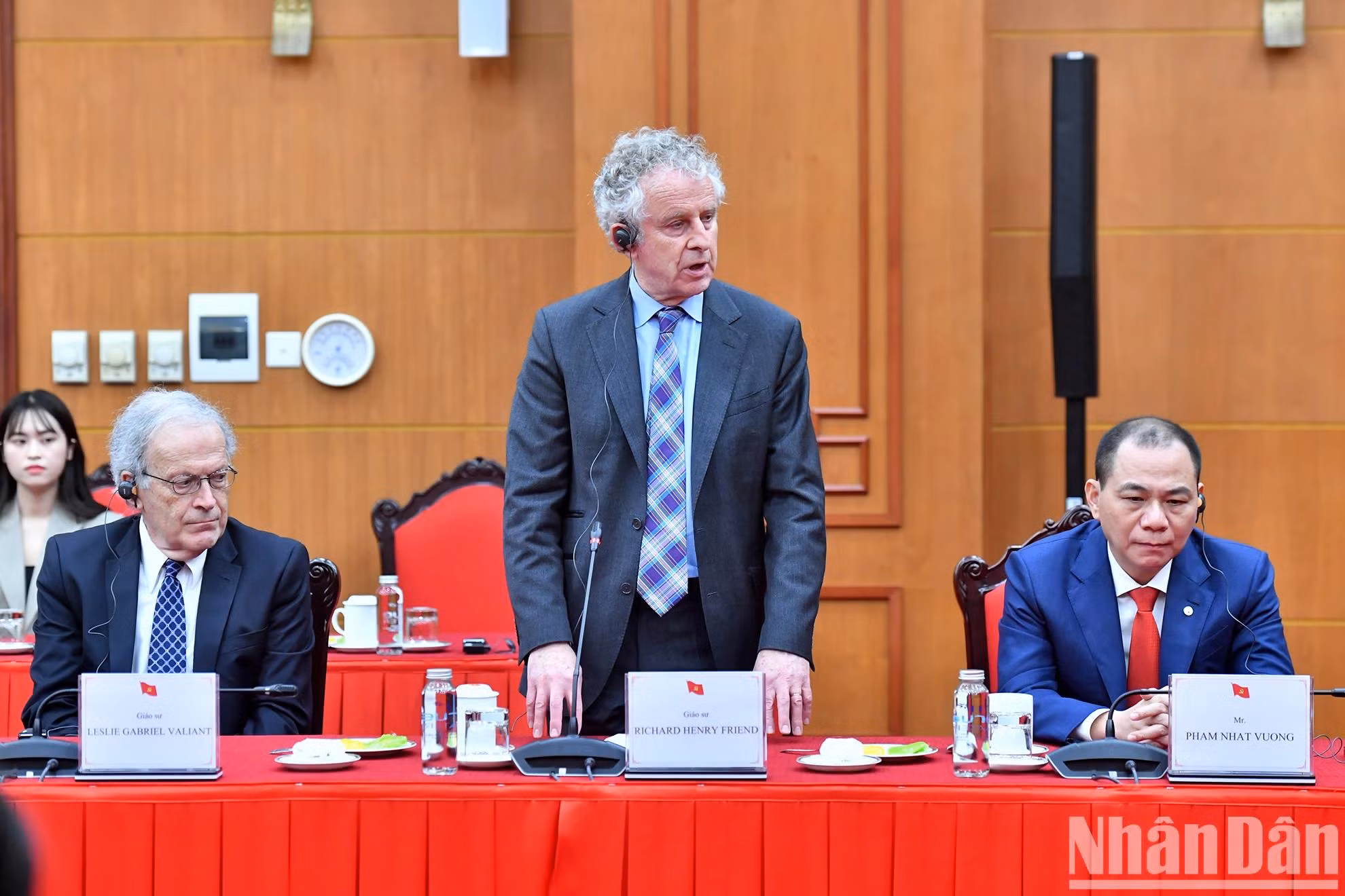 Miembros de la delegación intervienen en la reunión.