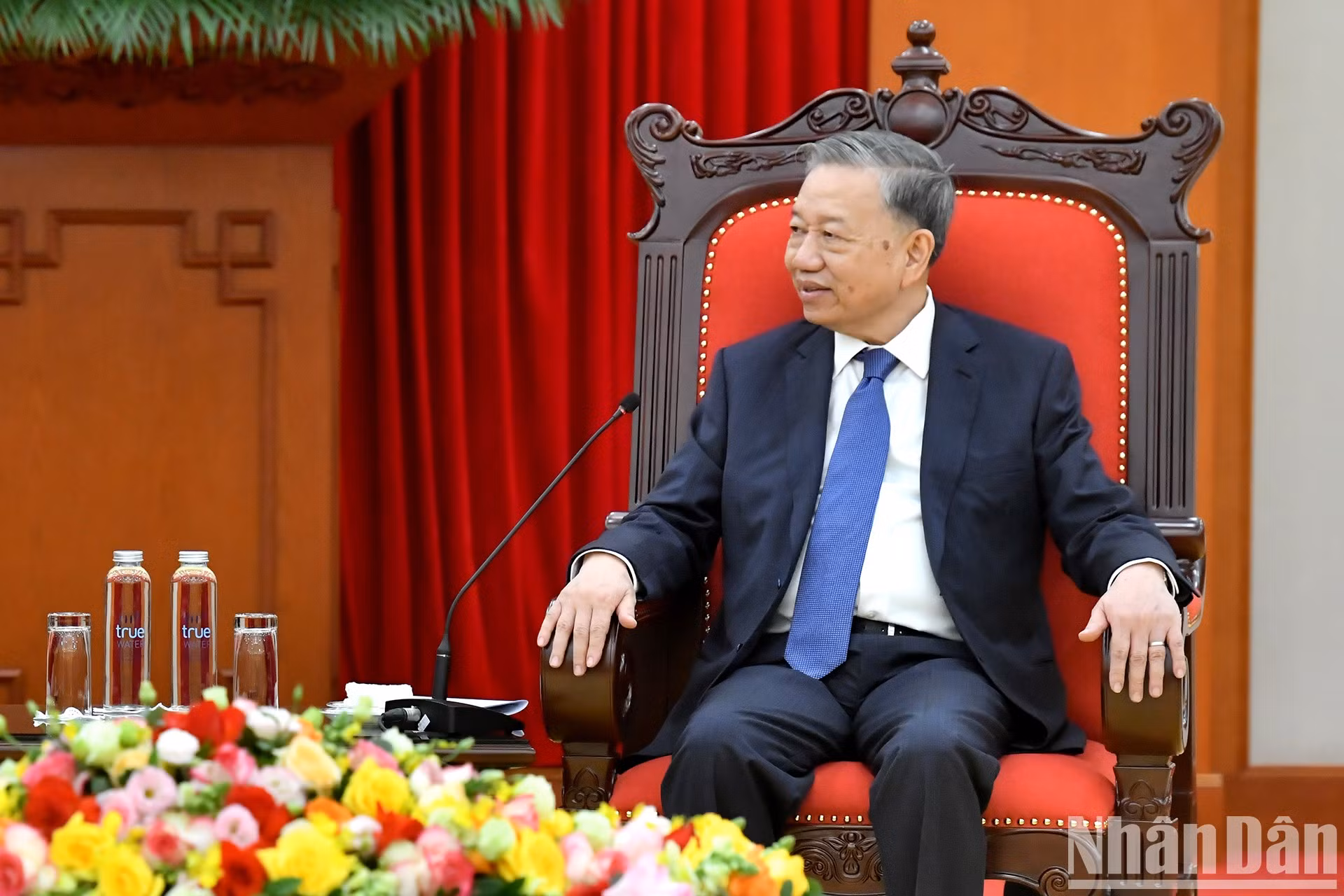 El líder partidista de Vietnam da palabras.