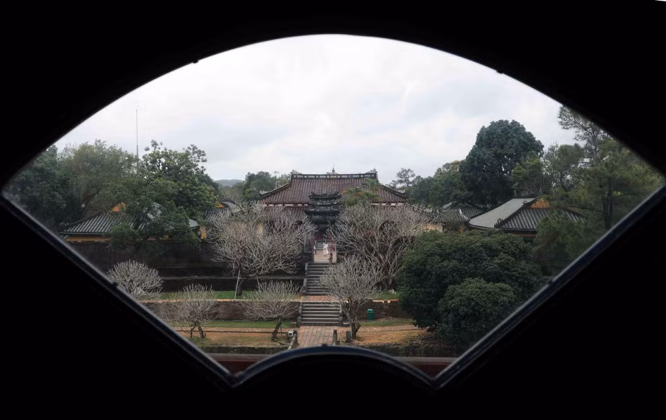 La tumba del rey Minh Mang (Hieu Lang), construida por el rey Thieu Tri de la dinastía Nguyen, está ubicada en la montaña de Cam Ke, aldea de An Bang, barrio de Long Ho, distrito de Phu Xuan, ciudad de Hue. Es una de las obras arquitectónicas más majestuosas y emblemáticas de la dinastía Nguyen y atrae a muchos turistas durante su recorrido por la urbe. La tumba del rey Minh Mang (Hieu Lang), construida por el rey Thieu Tri de la dinastía Nguyen, está ubicada en la montaña de Cam Ke, aldea de An Bang, barrio de Long Ho, distrito de Phu Xuan, ciudad de Hue. Es una de las obras arquitectónicas más majestuosas y emblemáticas de la dinastía Nguyen y atrae a muchos turistas durante su recorrido por la urbe.