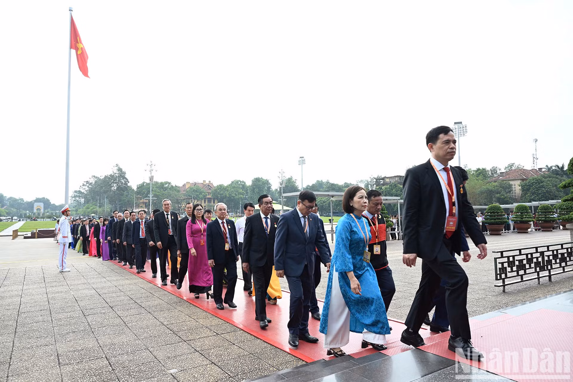 Los delegados entran en el Mausoleo.