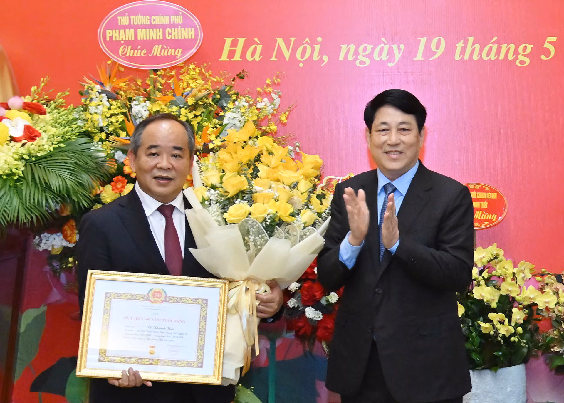 [Foto] Presidente Luong Cuong entrega insignia a funcionario con 40 años de membresía en el Partido
