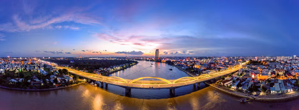 El puente de Quang Trung, en servicio desde finales de 2020, enlaza los distritos de Ninh Kieu y Cai Rang. Además de cumplir la conexión de tráfico, ayuda a conformar el espacio urbano de la ciudad.