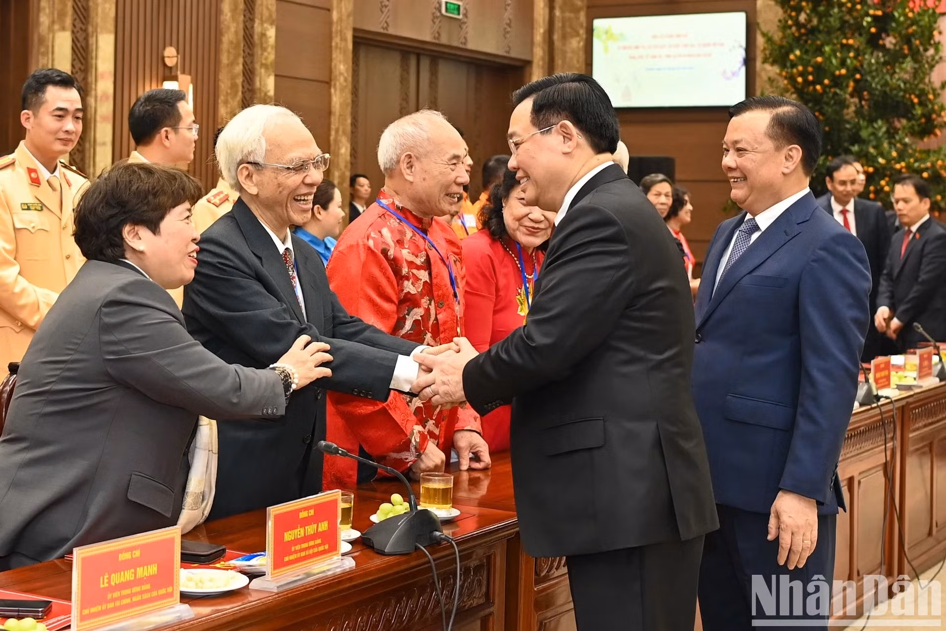 El dirigente felicita a ancianos locales por la mayor festividad de la nación. El dirigente felicita a ancianos locales por la mayor festividad de la nación.