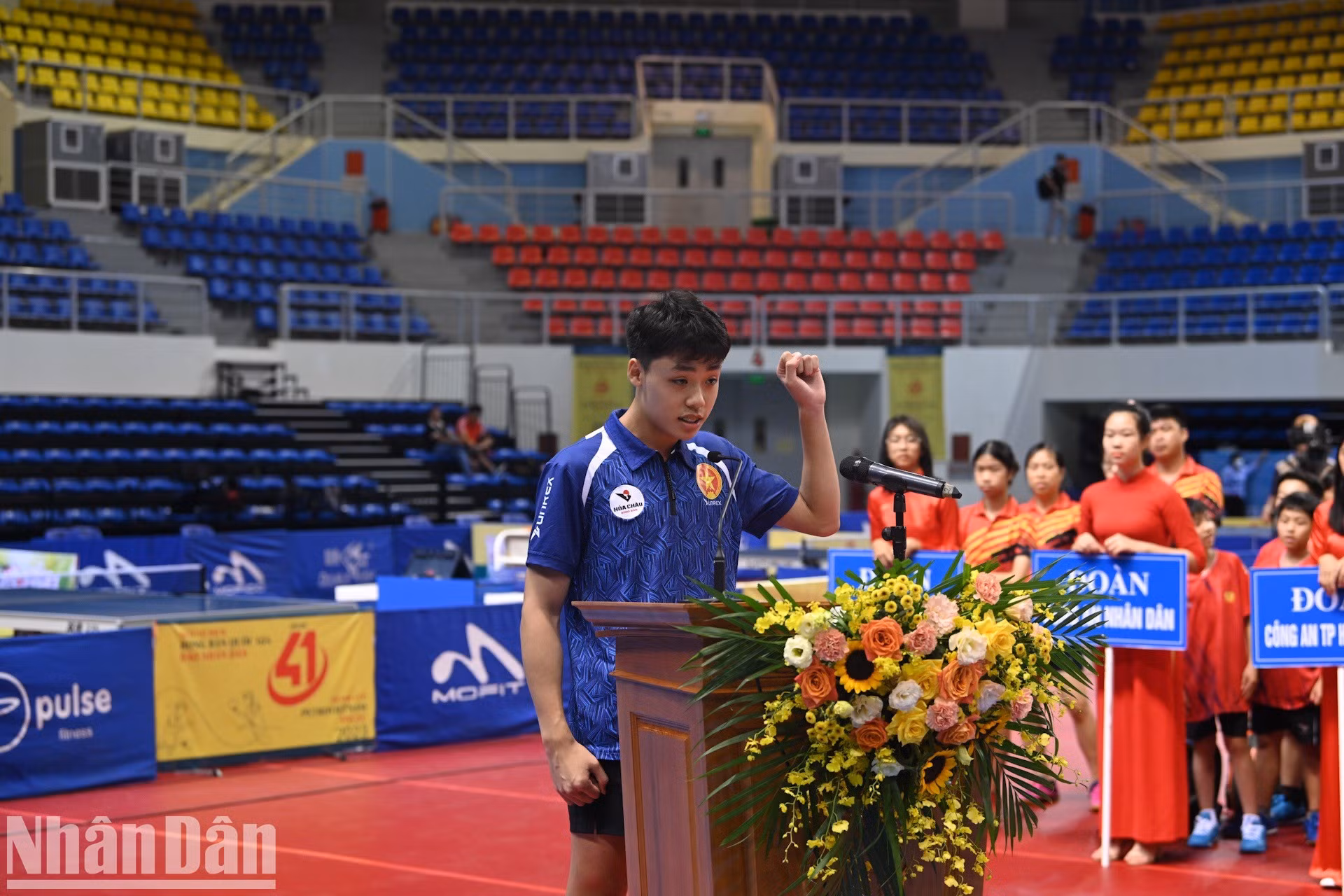 El atleta Nguyen Hoang Lam toma el juramento.