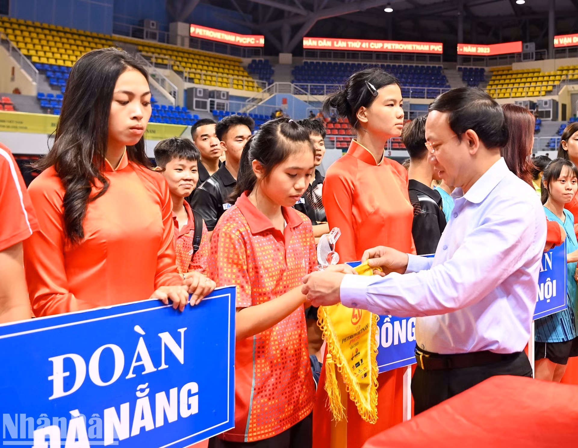 El secretario del Comité del Partido Comunista de Vietnam en Quang Ninh, Nguyen Xuan Ky, otorga placas conmemorativas de cristal a los tenistas.