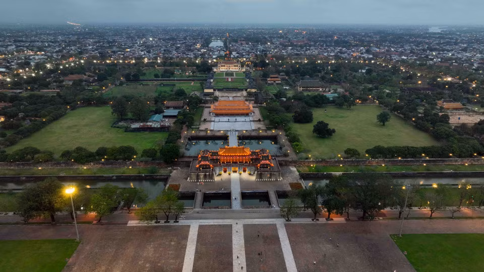 La Ciudadela Imperial de Hue se divide en dos áreas principales: Hoang Thanh (muralla exterior que protege los palacios y templos de los ancestros delmonarca) y Tu Cam Thanh (ciudadela prohibida, donde vivía la familia real). Dentro de Hoang Thanh se encuentran la imponente Puerta de Ngo Mon y el Palacio de Thai Hoa. Por su parte, Tu Cam Thanh alberga estructuras como Dai Cung Mon, Ta Vu y Huu Vu, el Palacio de Can Chanh, el Palacio de Dien Tho, entre otros.