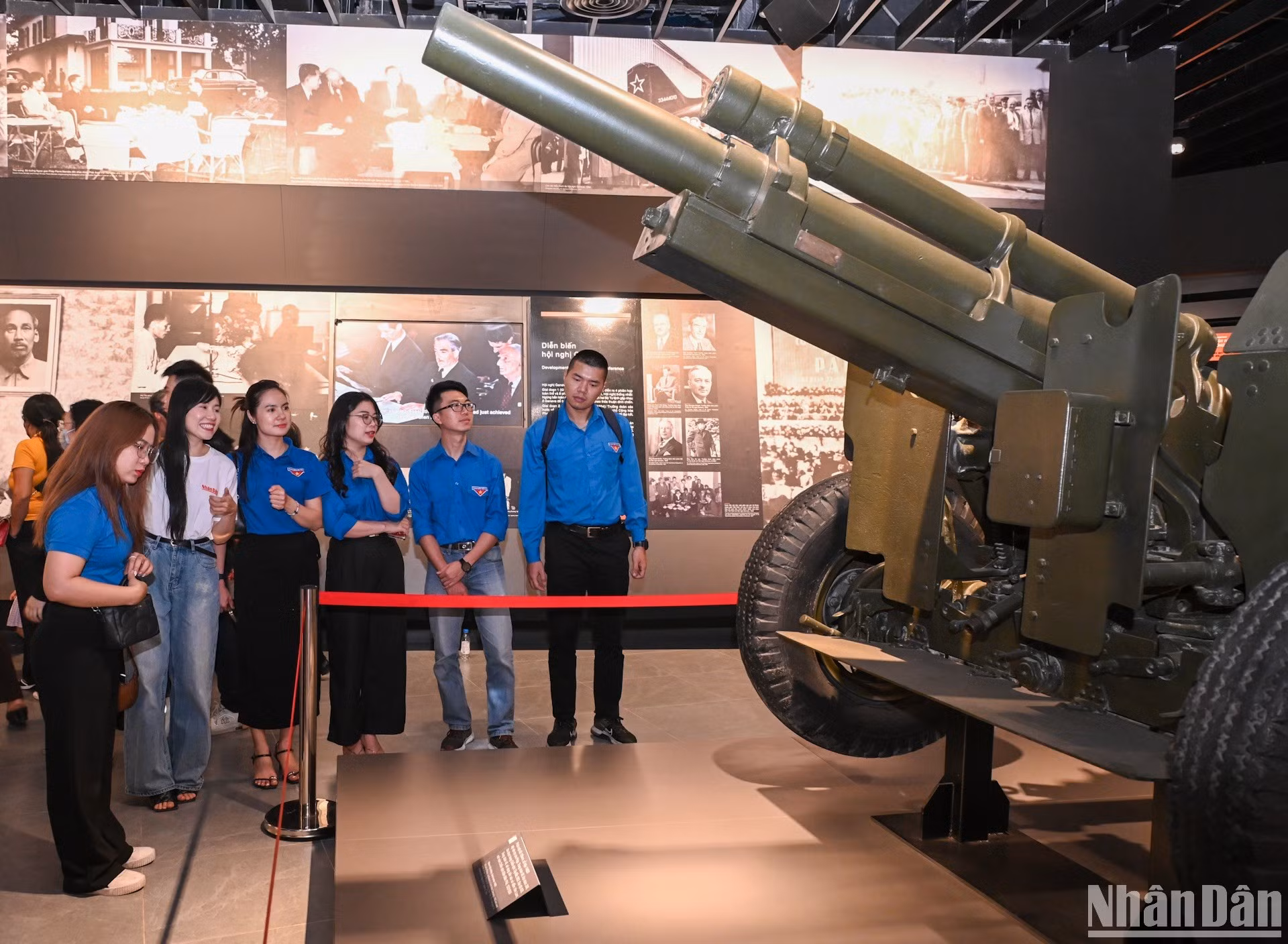 Un ejemplar del cañón de tierra de 105 milímetros. Con esta arma, la 806.ª Compañía de la 45.ª División abrió fuego contra la base de Him Lam, dando inicio a la legendaria Campaña de Dien Bien Phu. Un ejemplar del cañón de tierra de 105 milímetros. Con esta arma, la 806.ª Compañía de la 45.ª División abrió fuego contra la base de Him Lam, dando inicio a la legendaria Campaña de Dien Bien Phu.