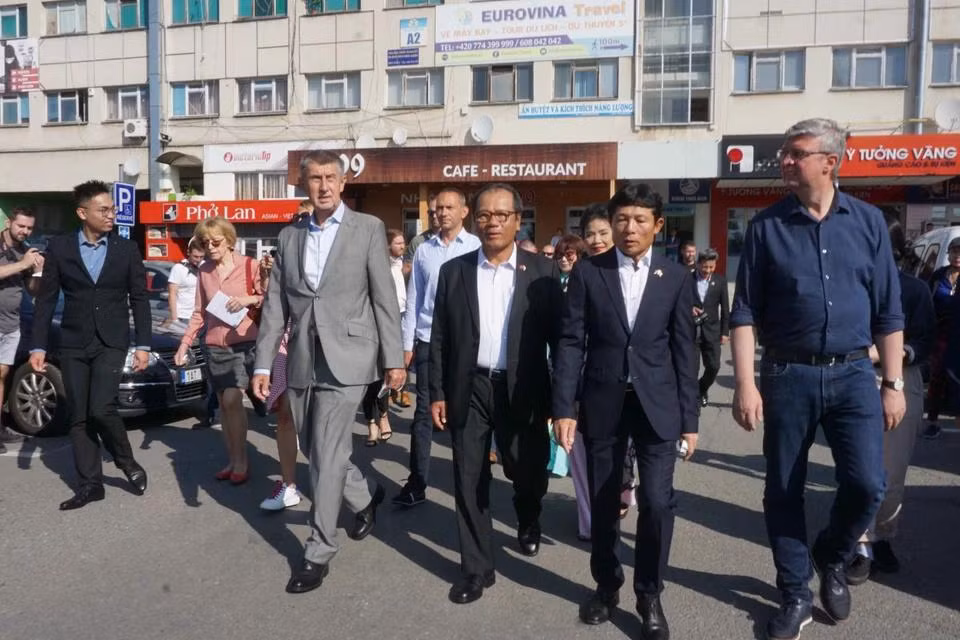 El primer ministro checo Andrej Babiš se reúne con representantes de la comunidad vietnamita radicada en la República Checa (Praga, 14 de septiembre de 2021).
