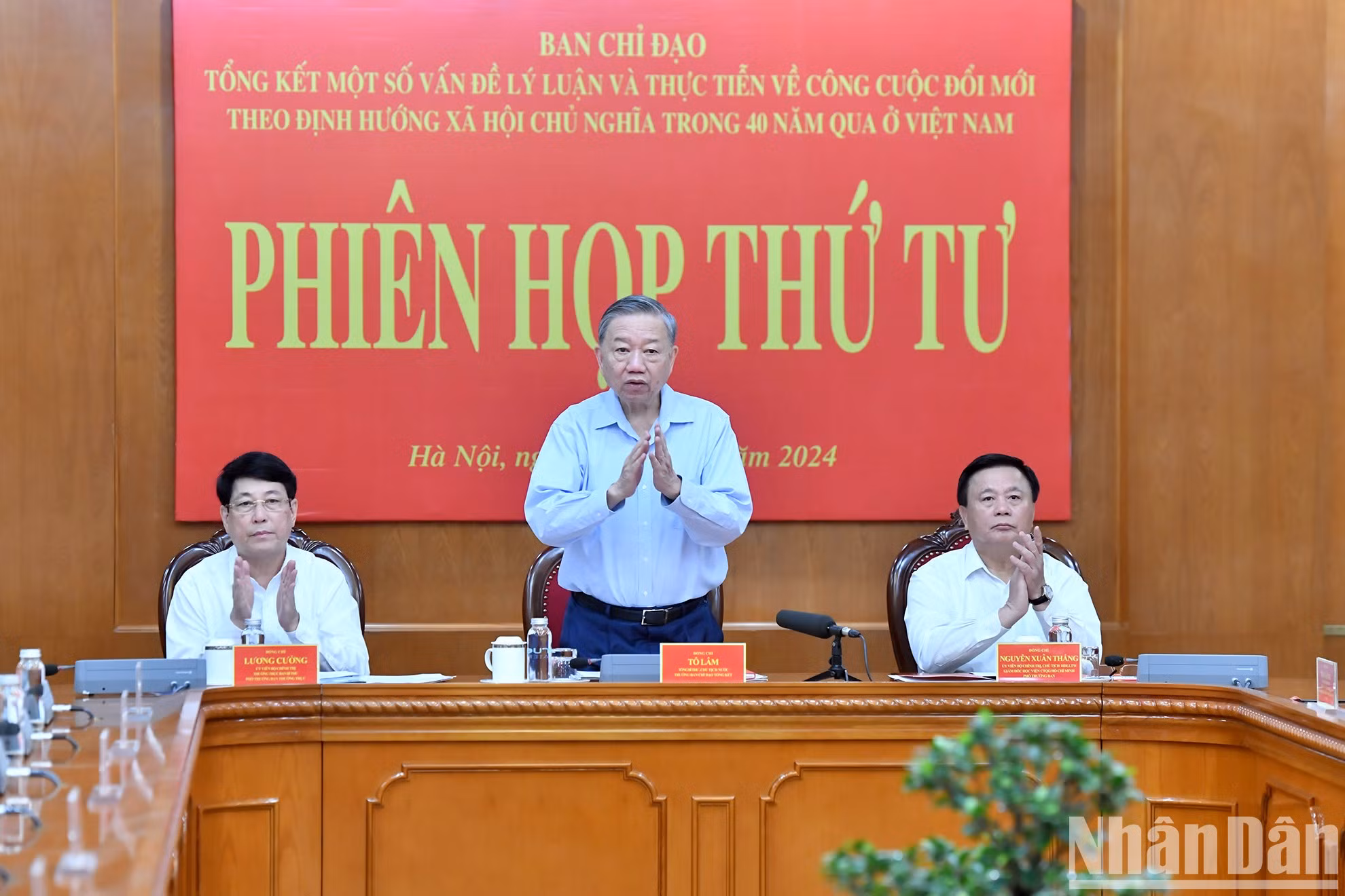 El máximo dirigente vietnamita (de pie) y los copresidentes de la sesión, Luong Cuong (izquierda), miembro permanente del Secretariado del Comité Central del PCV, y Nguyen Xuan Thang, miembro del Buró Político del Comité Central del PCV, director de la Academia Nacional de Política Ho Chi Minh y presidente del Consejo Teórico Central.