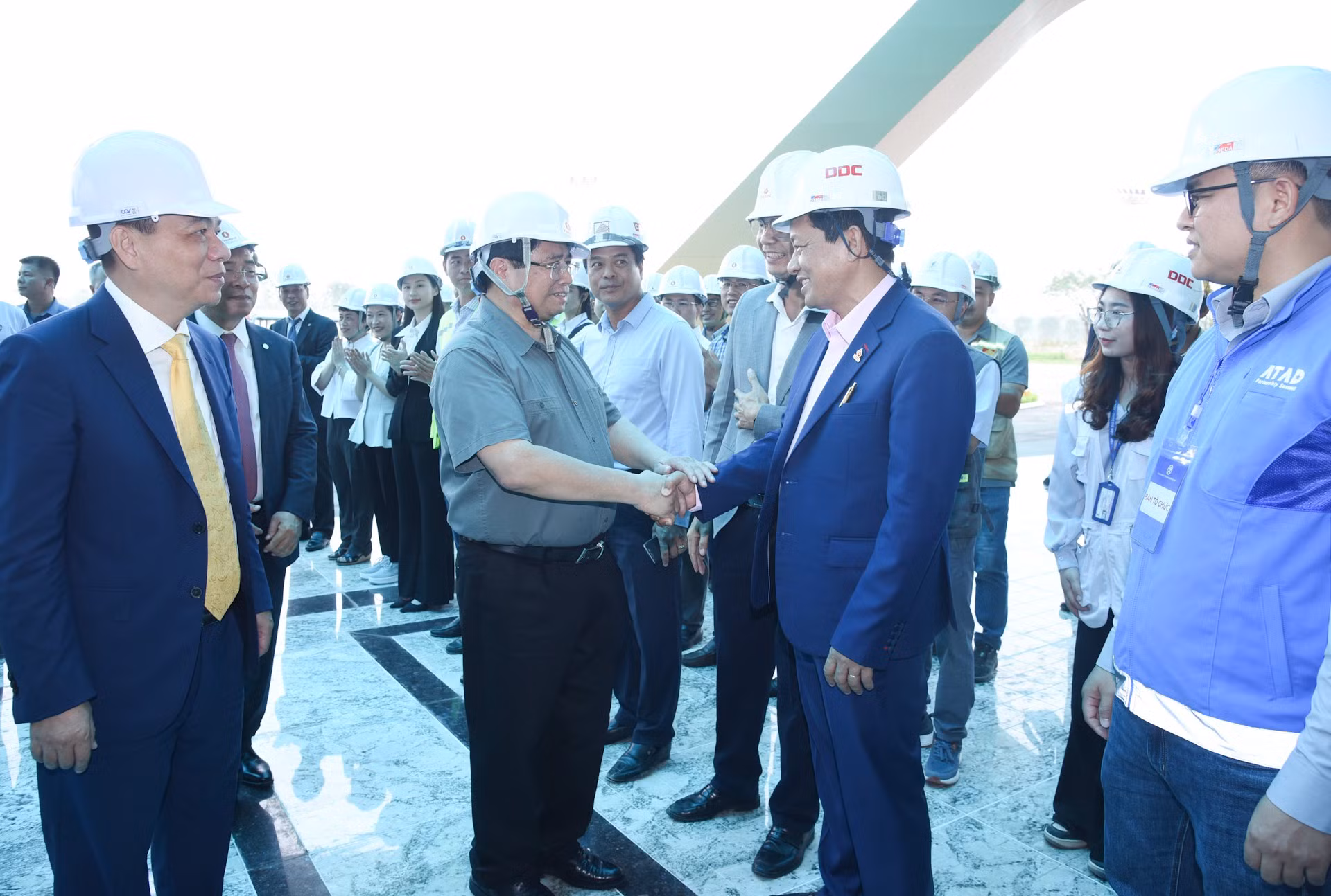 Minh Chinh conversa con ingenieros y obreros.