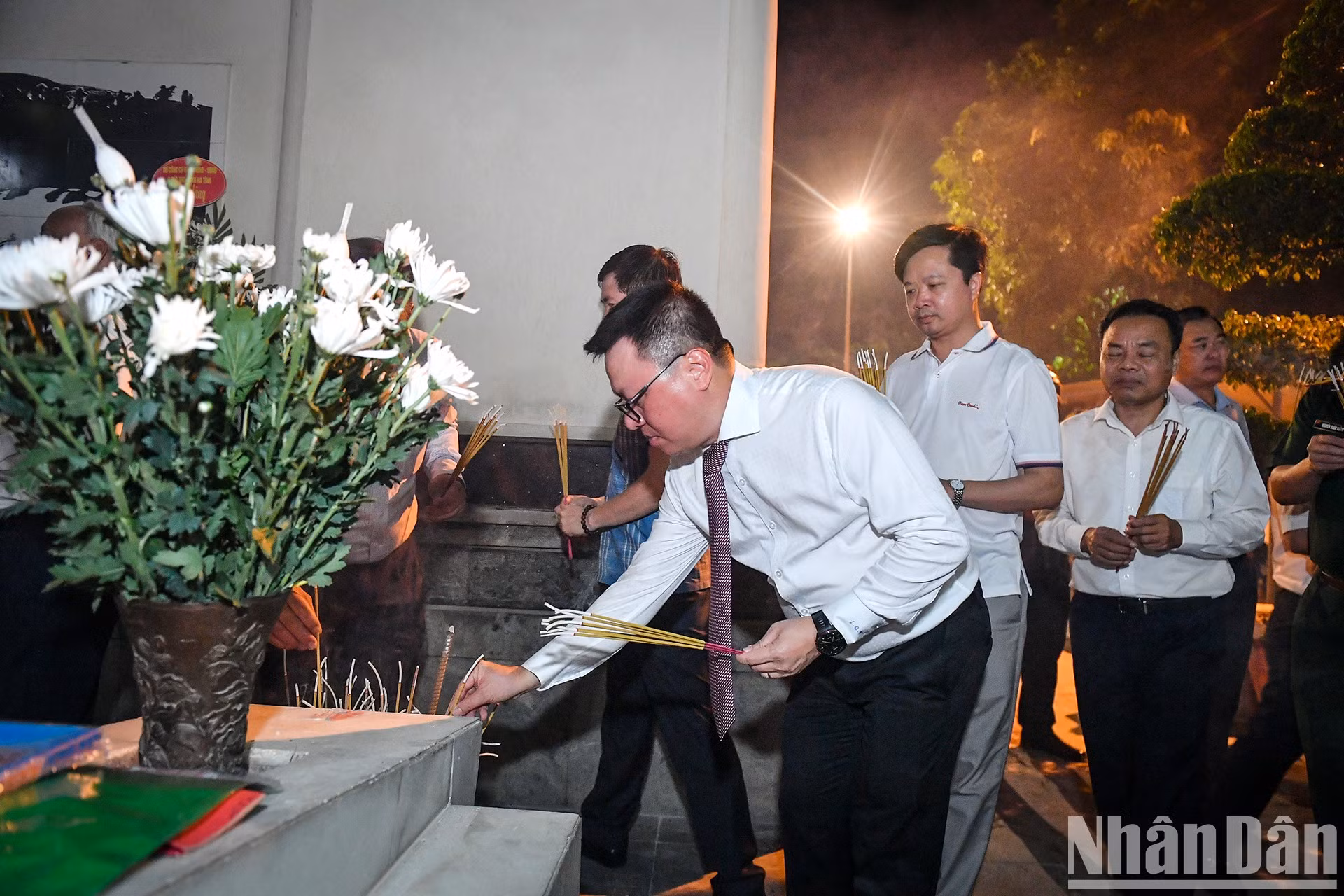 El compañero Le Quoc Minh rinde homenaje a los soldados mártires.