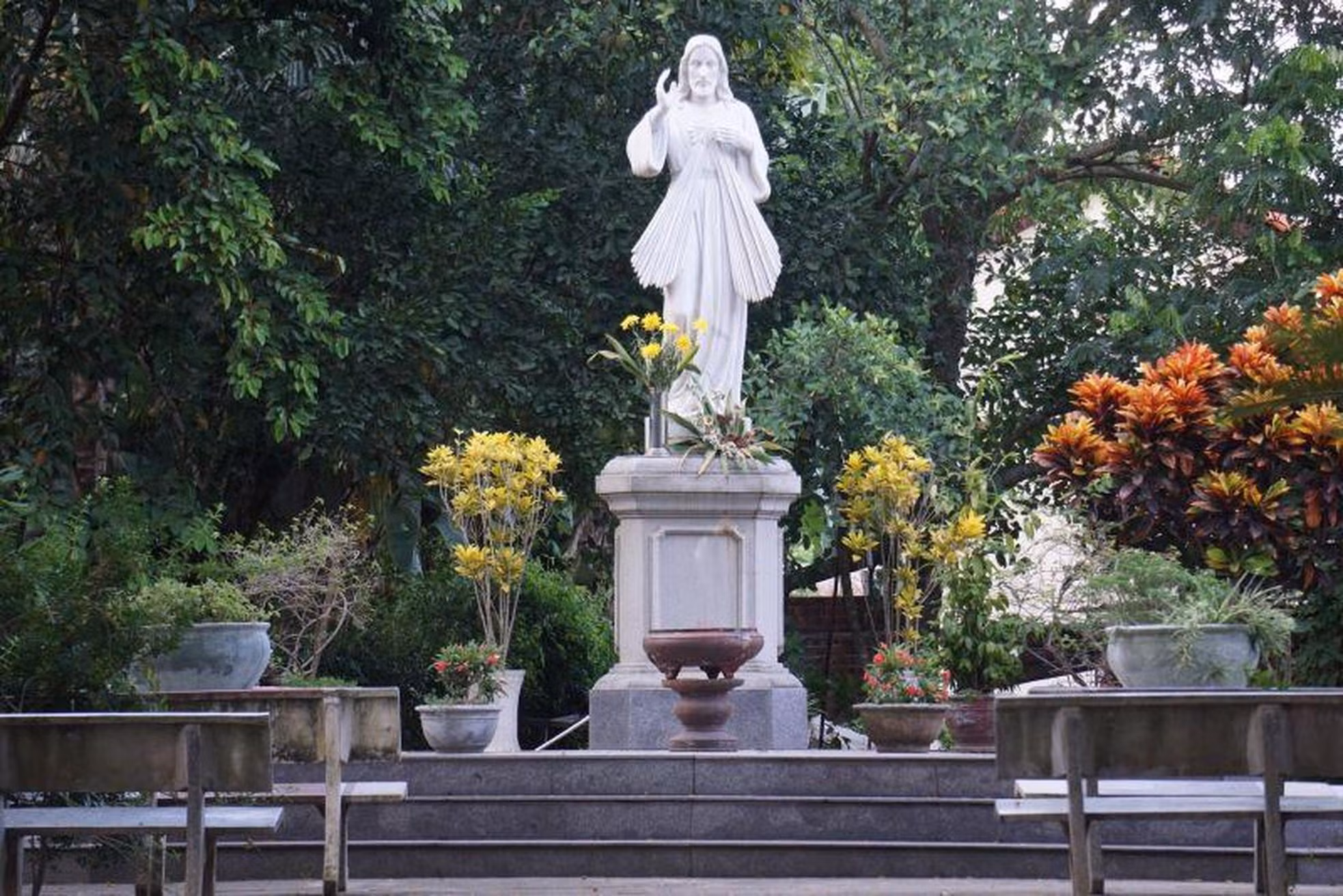 La iglesia sirve para las prácticas religiosas de los lugareños.