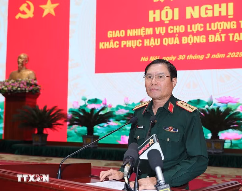 El general Nguyen Tan Cuong asigna tareas a los 80 oficiales.